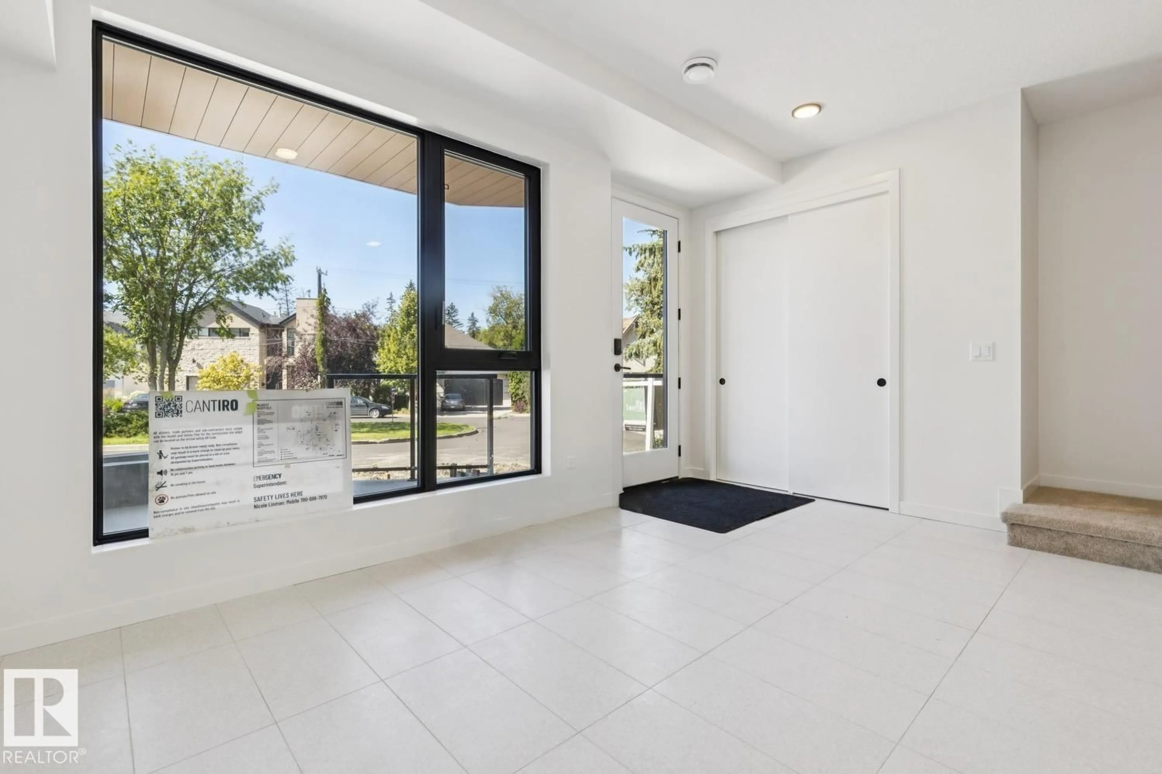 Indoor entryway for 10329 WADHURST RD, Edmonton Alberta T5N1T1