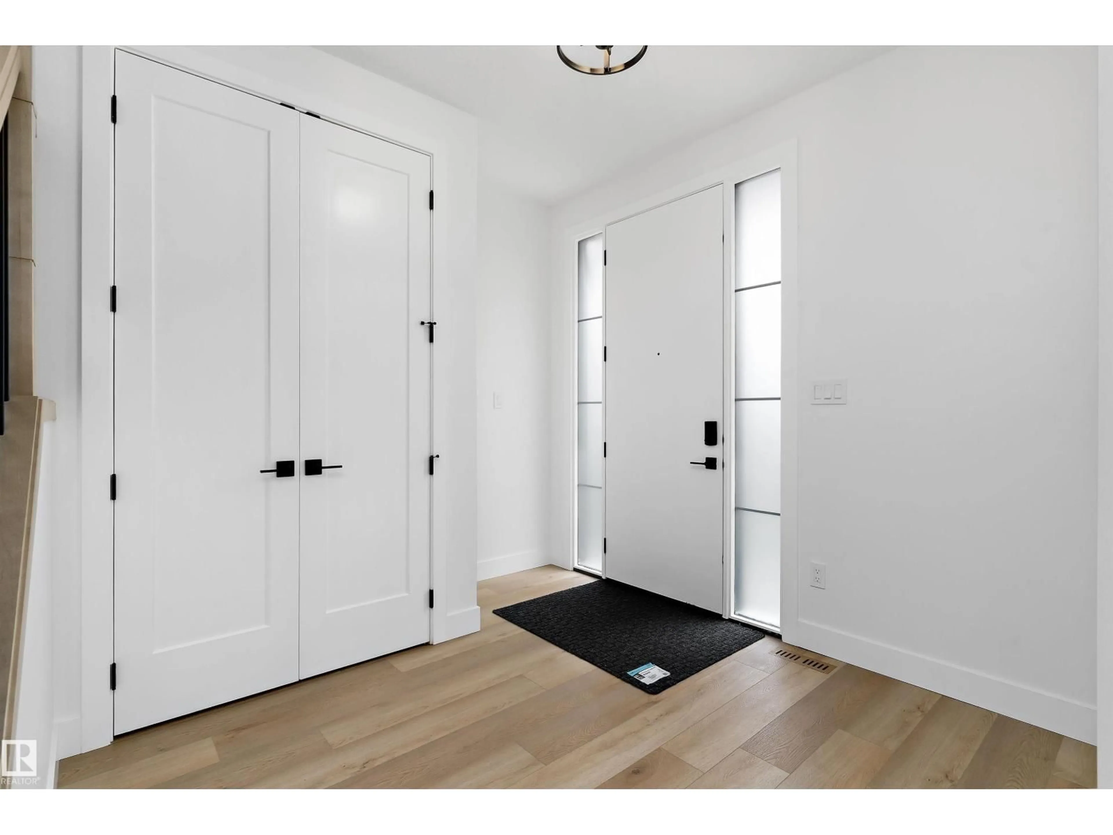 Indoor entryway for 14512 86 AV, Edmonton Alberta T5R4B6
