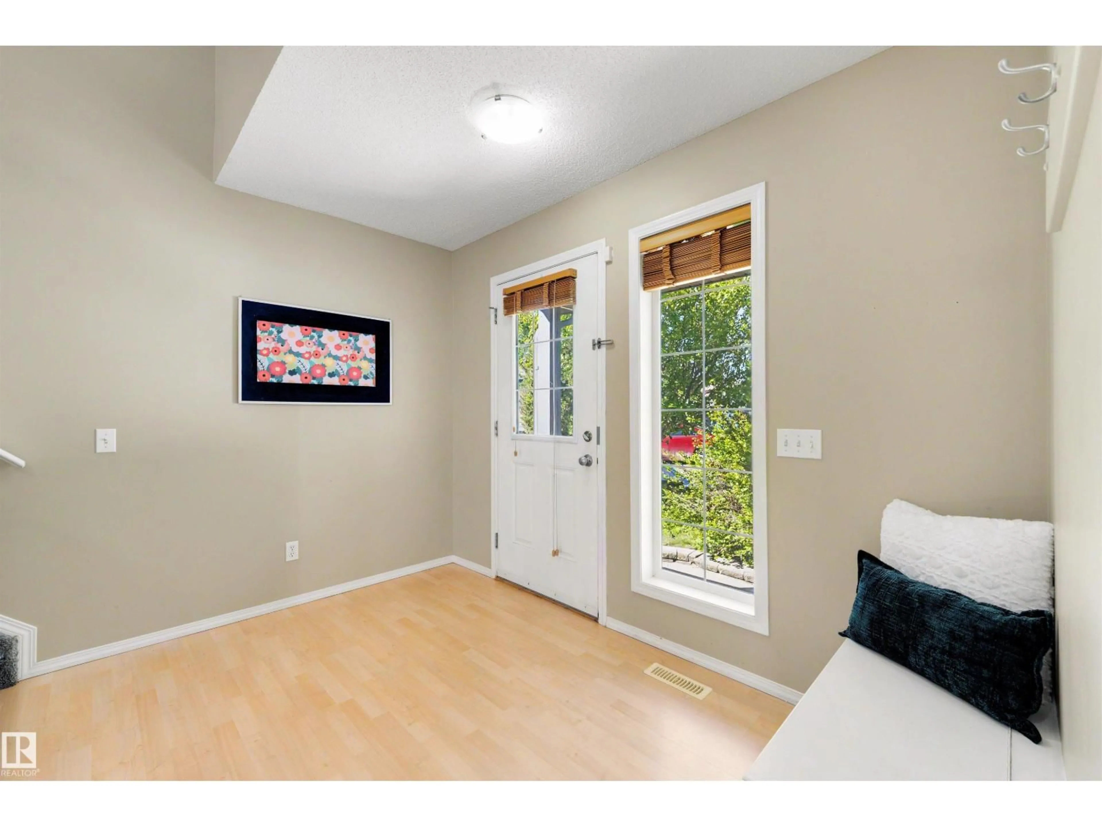 Indoor entryway for #3 - 450 HYNDMAN CR, Edmonton Alberta T5A0E2