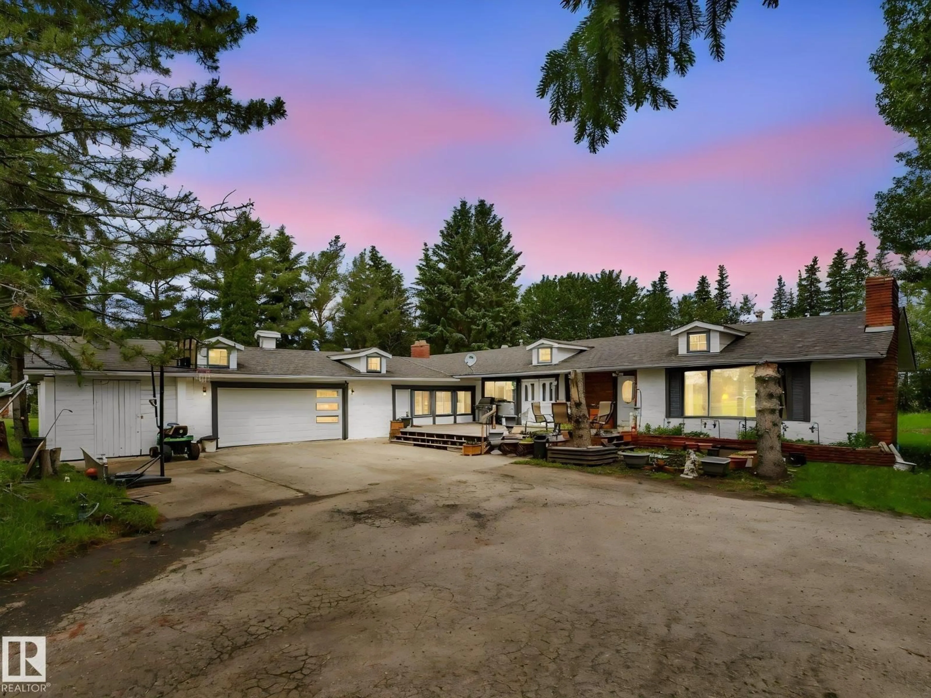 A pic from outside/outdoor area/front of a property/back of a property/a pic from drone, unknown for 10912 5 AV SW, Edmonton Alberta T6W1A2