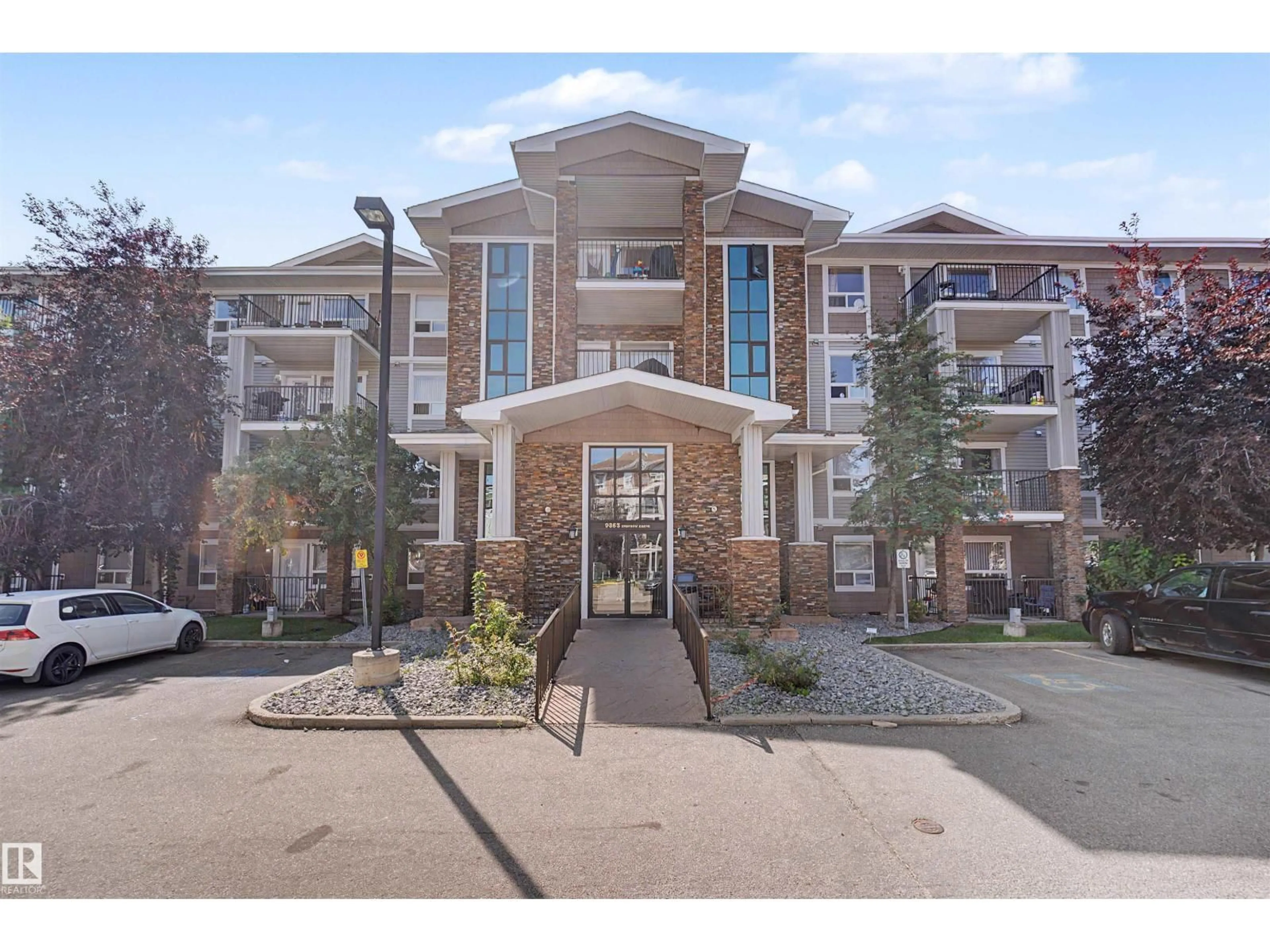 Indoor foyer for 9363 - 1432 SIMPSON DR, Edmonton Alberta T6R0N2