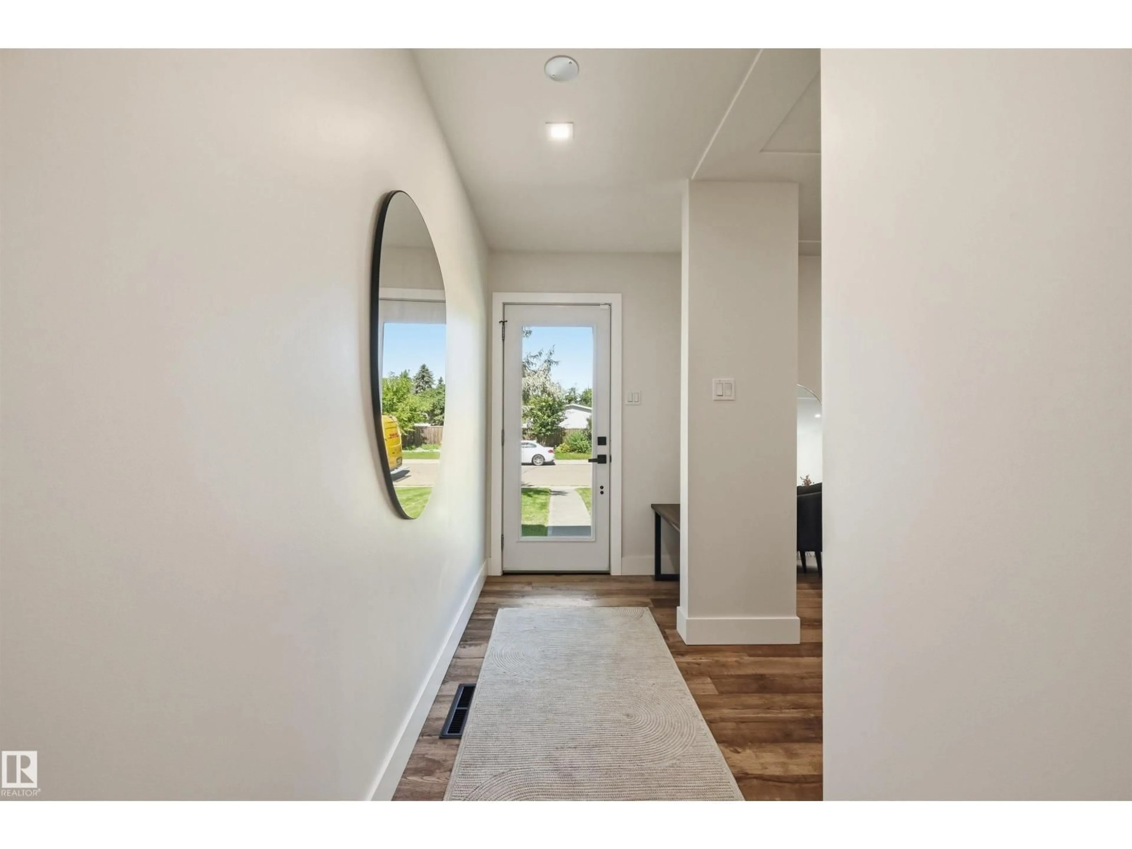 Indoor entryway for 6015 92A AV, Edmonton Alberta T6B0T3