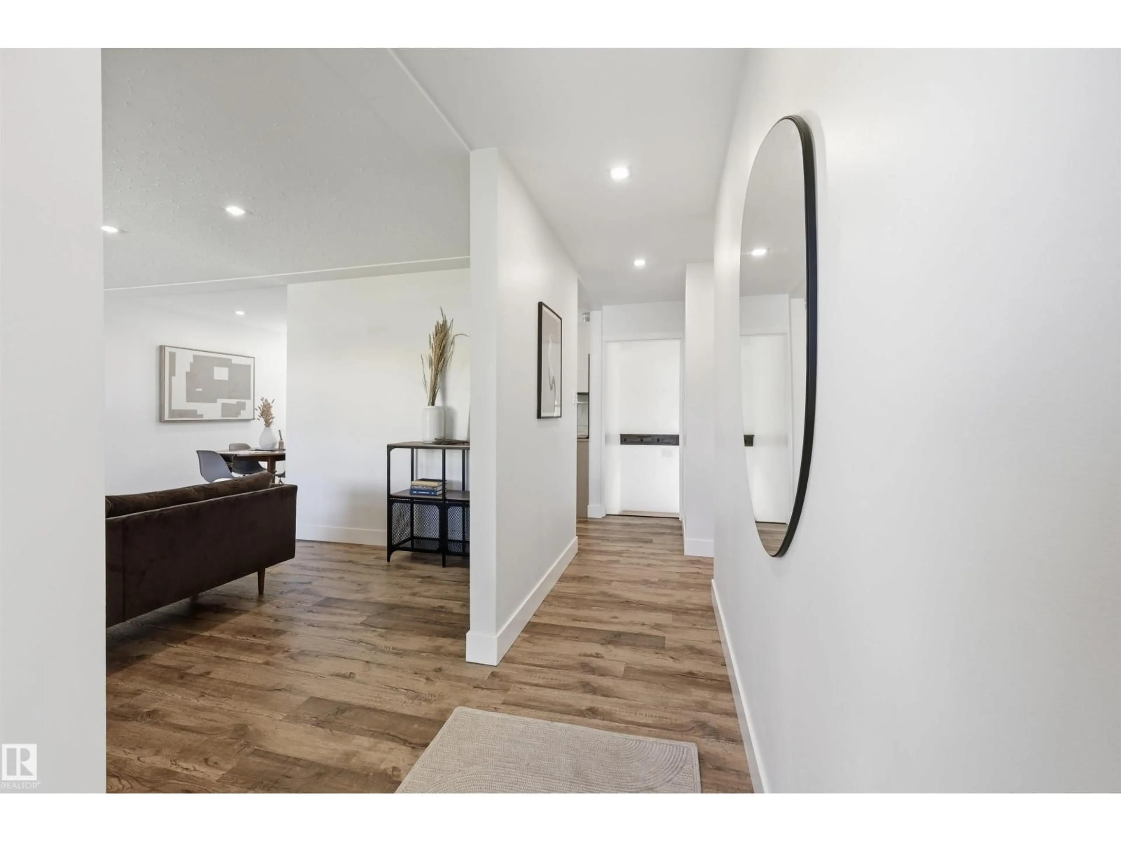 Indoor entryway for 6015 92A AV, Edmonton Alberta T6B0T3