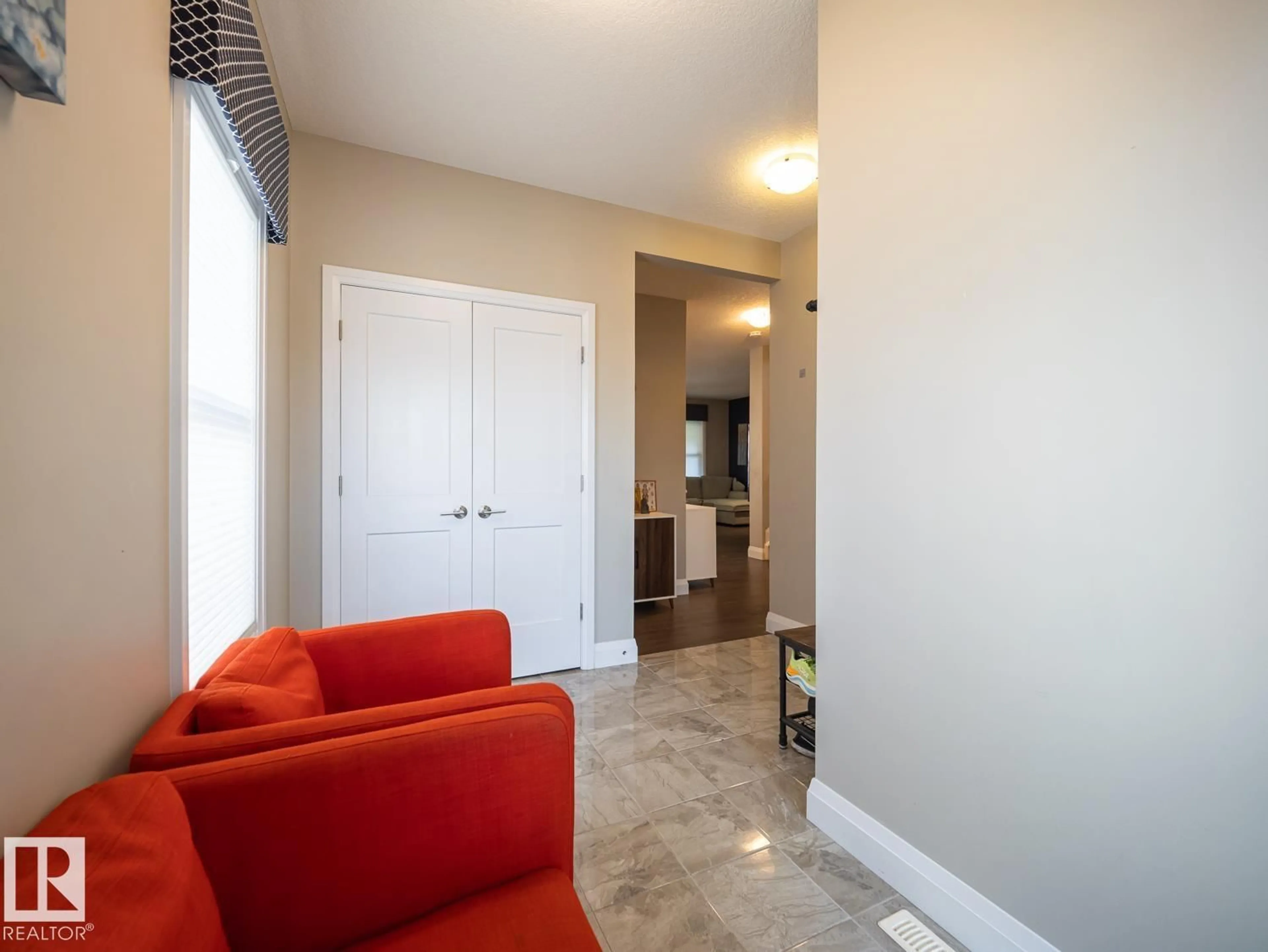Indoor entryway for 121 SUNWOOD BAY, Sherwood Park Alberta T8H0Z6