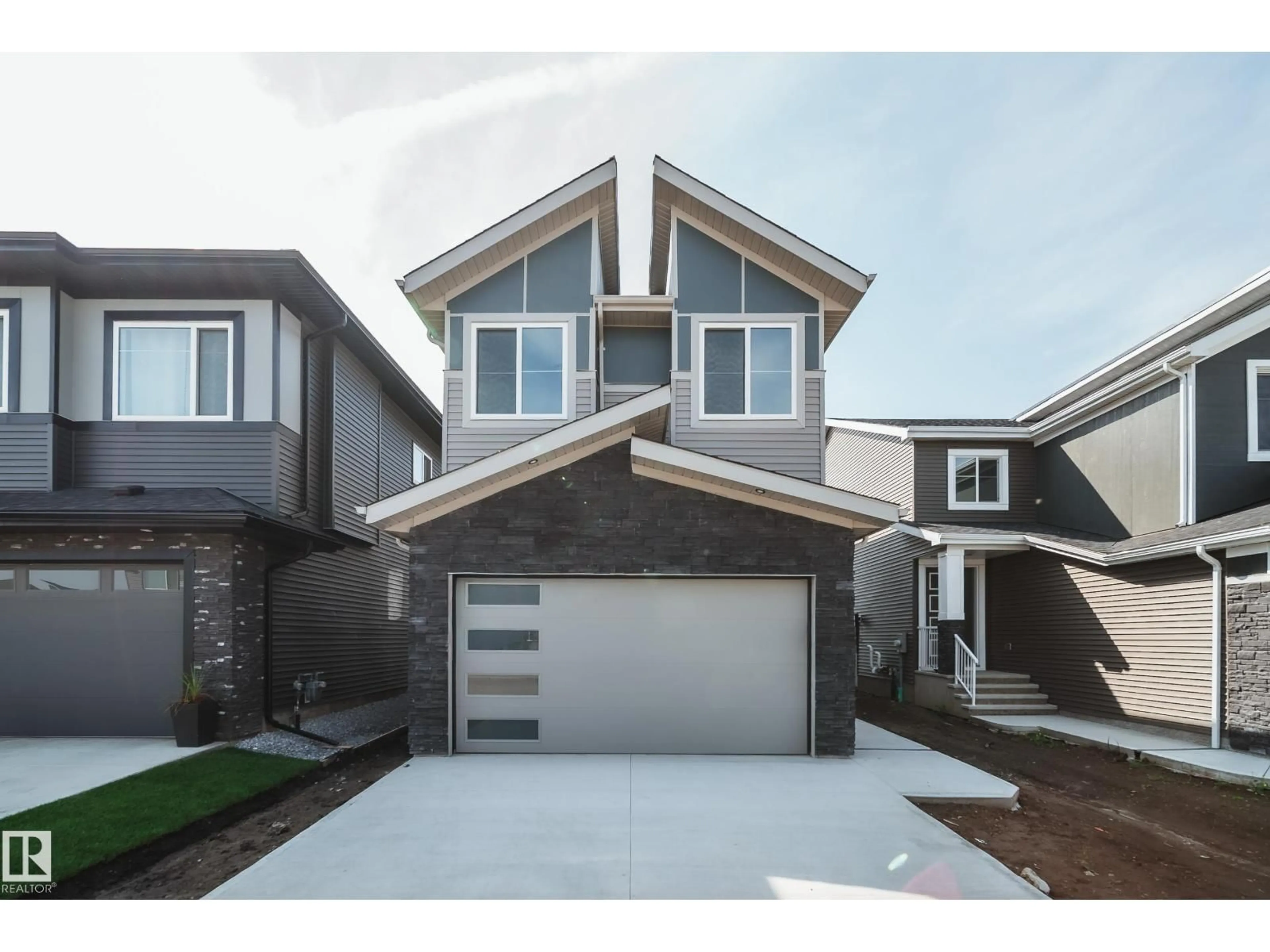 Home with vinyl exterior material, street for 5 PIERWYCK LO, Spruce Grove Alberta T7X3H1