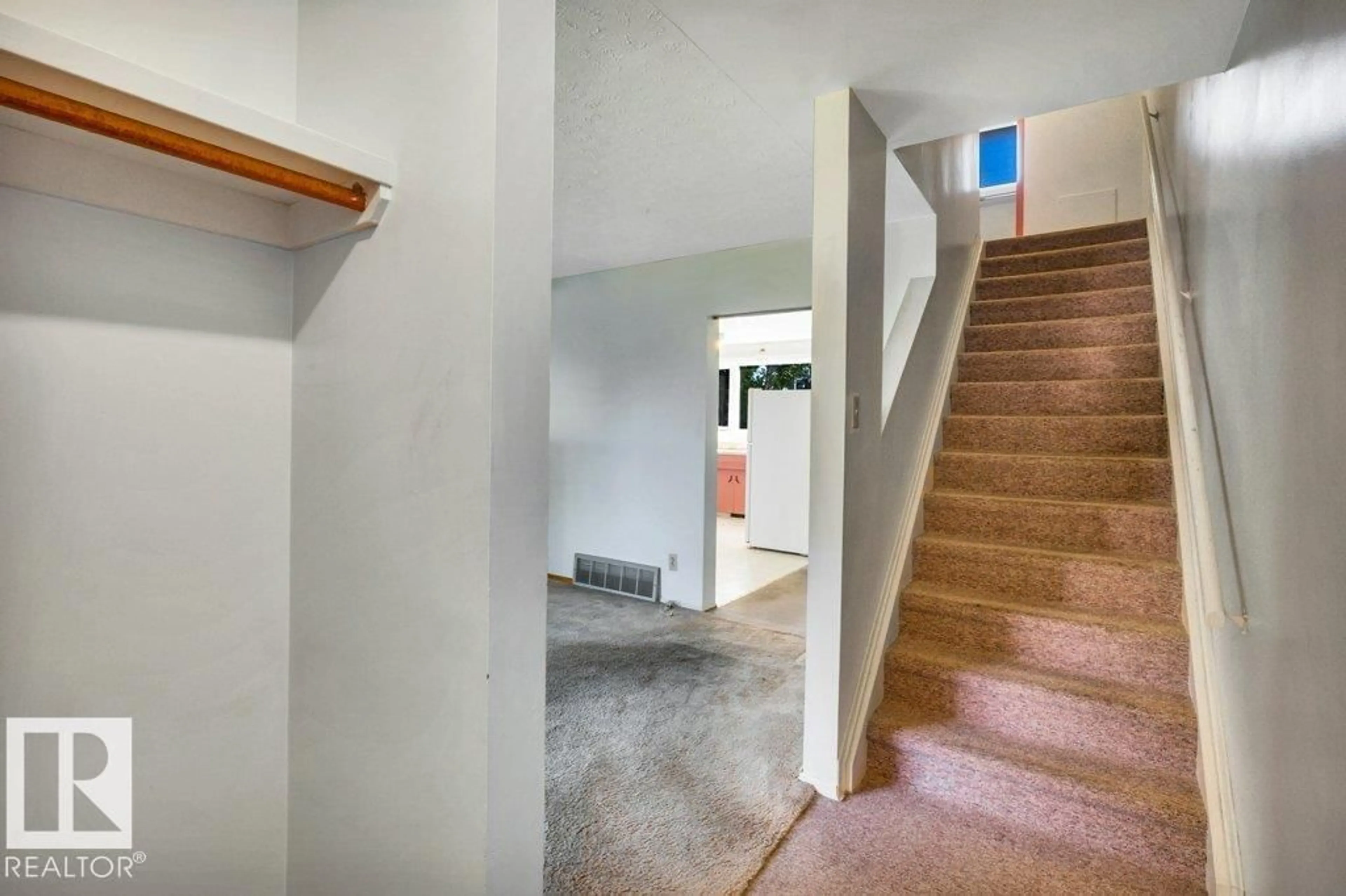 Indoor foyer for 5127 110 ST, Edmonton Alberta T6H3C8