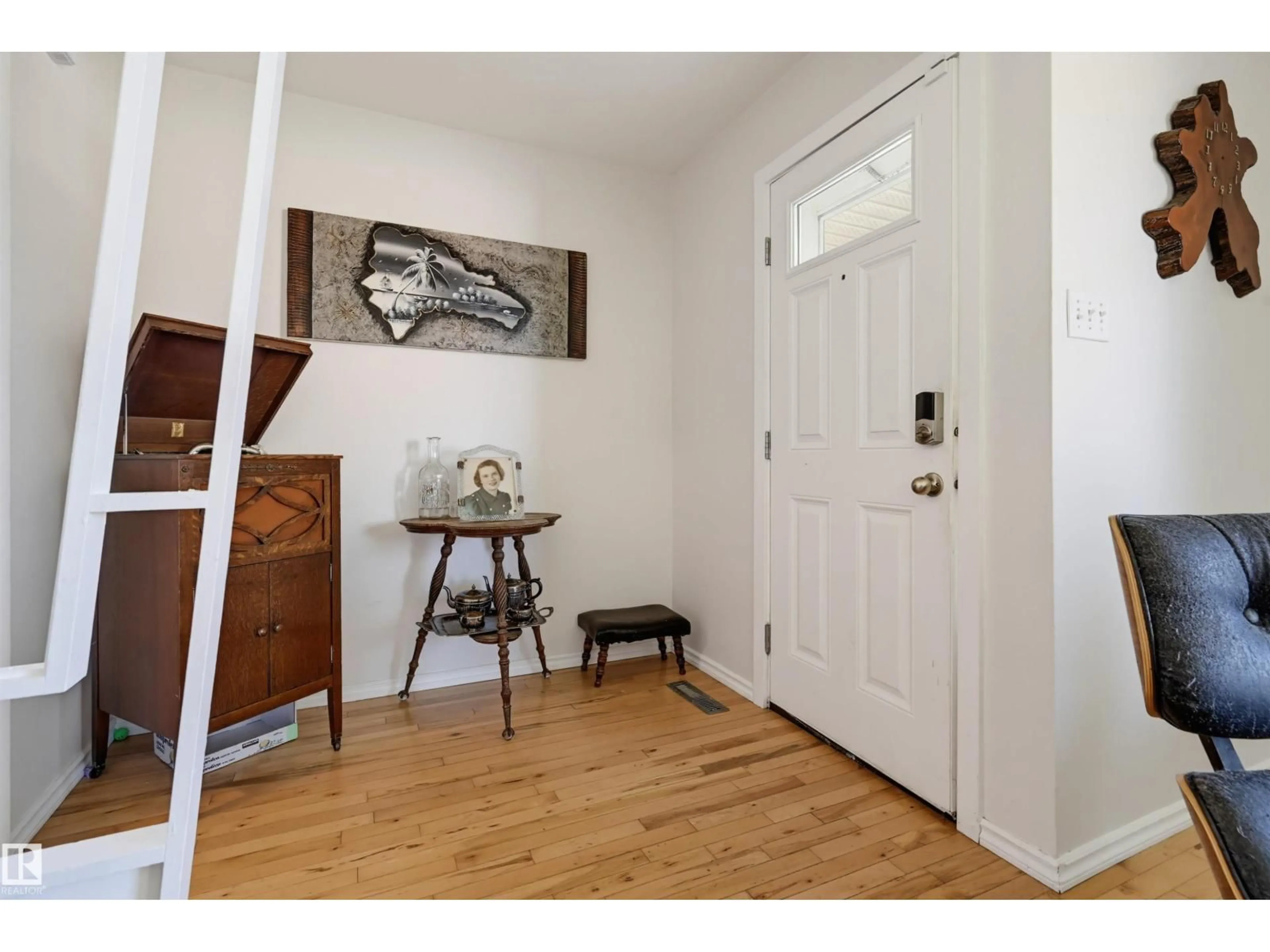 Indoor entryway for 10423 64 AV, Edmonton Alberta T6H1S8