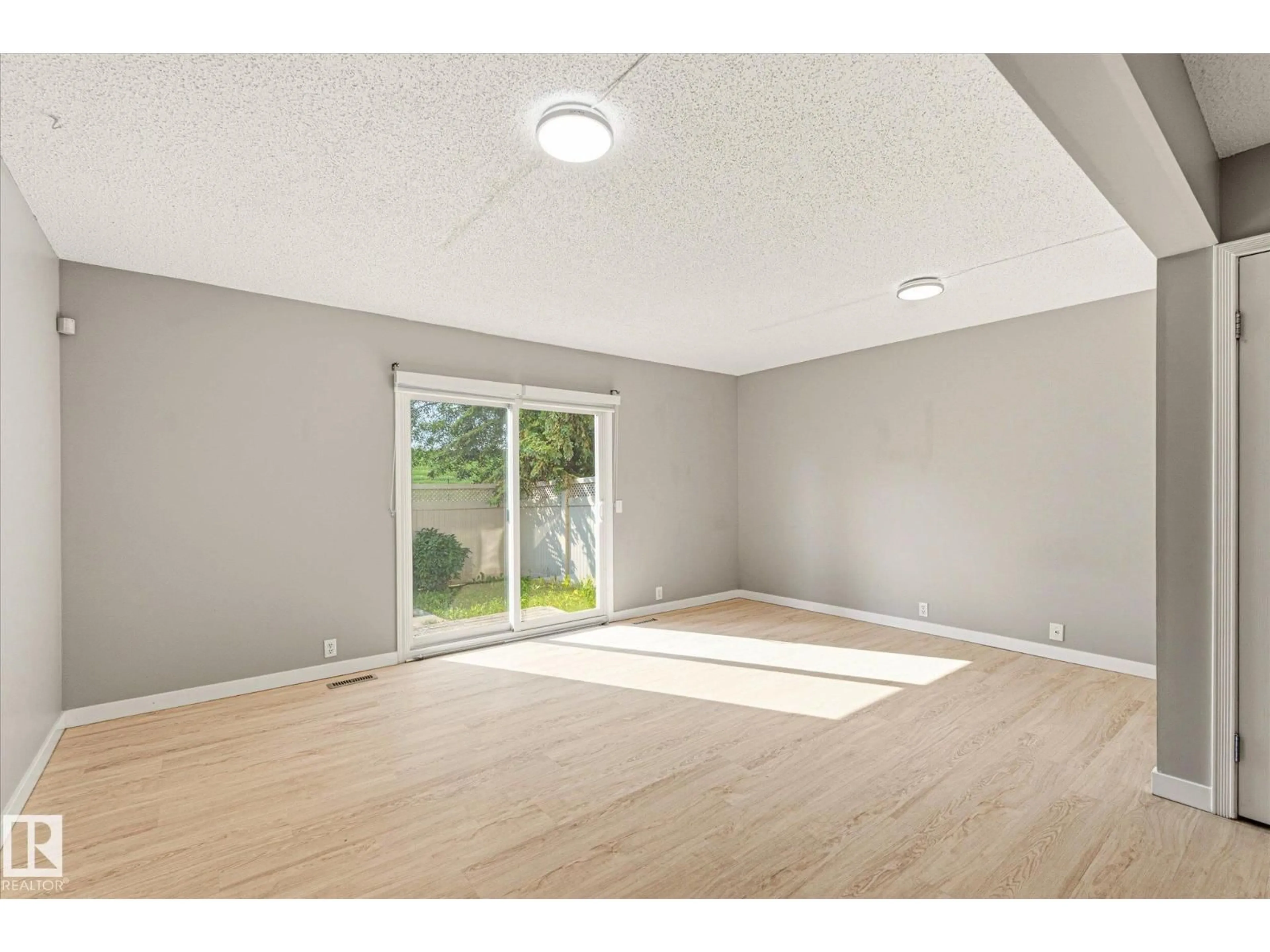 A pic of a room for #2 - 13833 30 ST NW, Edmonton Alberta T5Y2B2