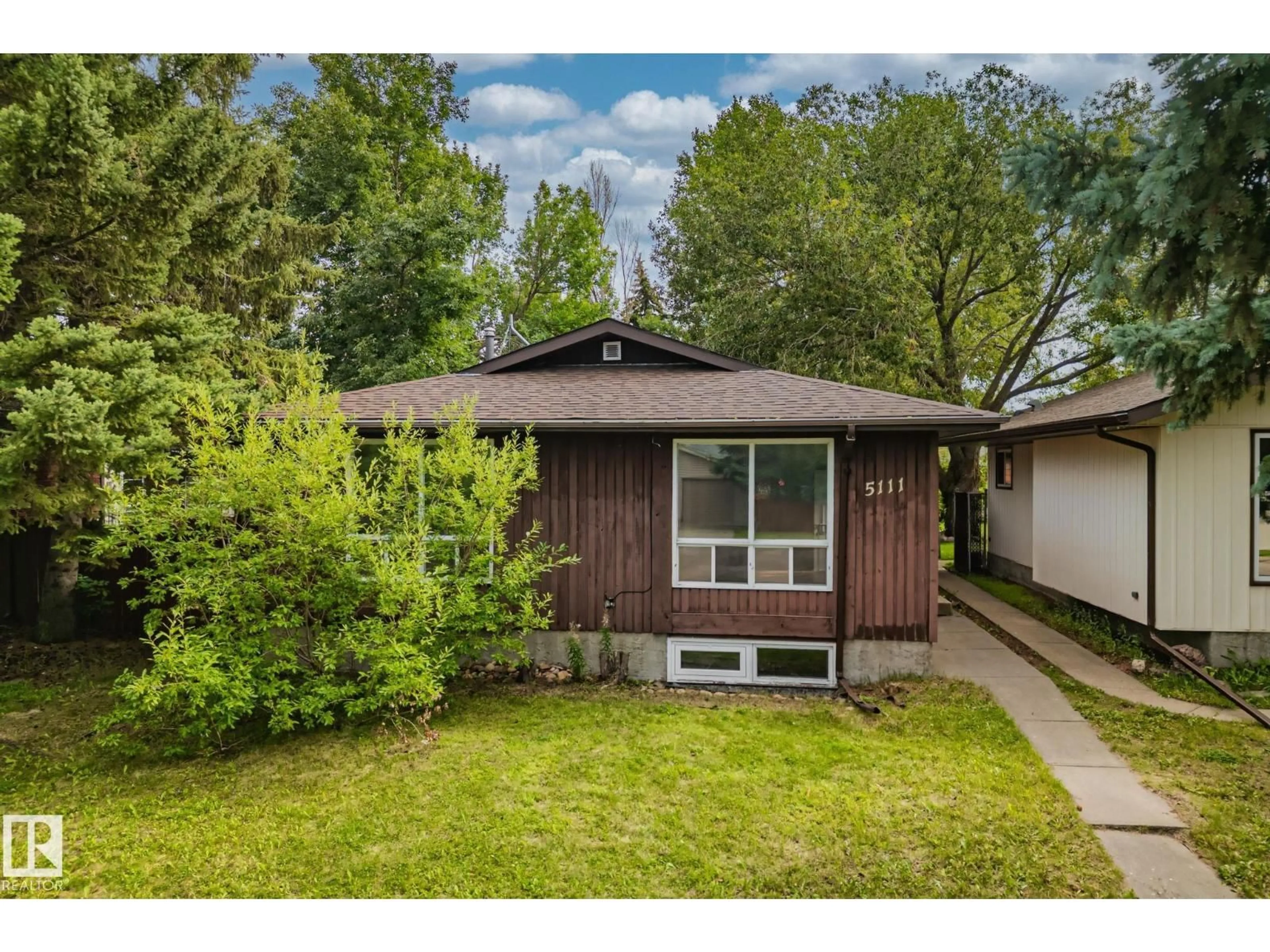 Home with vinyl exterior material, street for 5111 40 AV, Edmonton Alberta T6L1B3