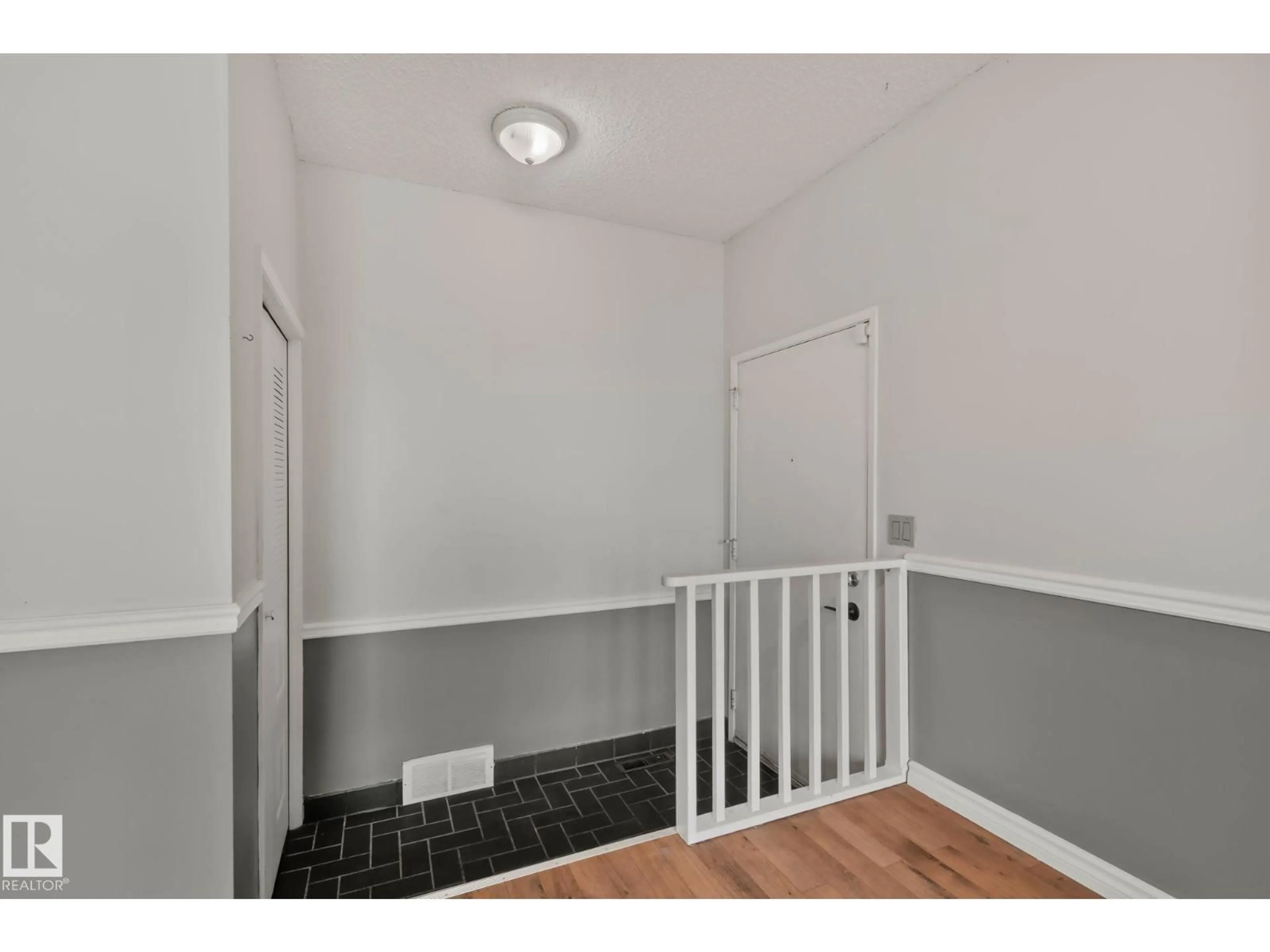 Indoor entryway for 5111 40 AV, Edmonton Alberta T6L1B3