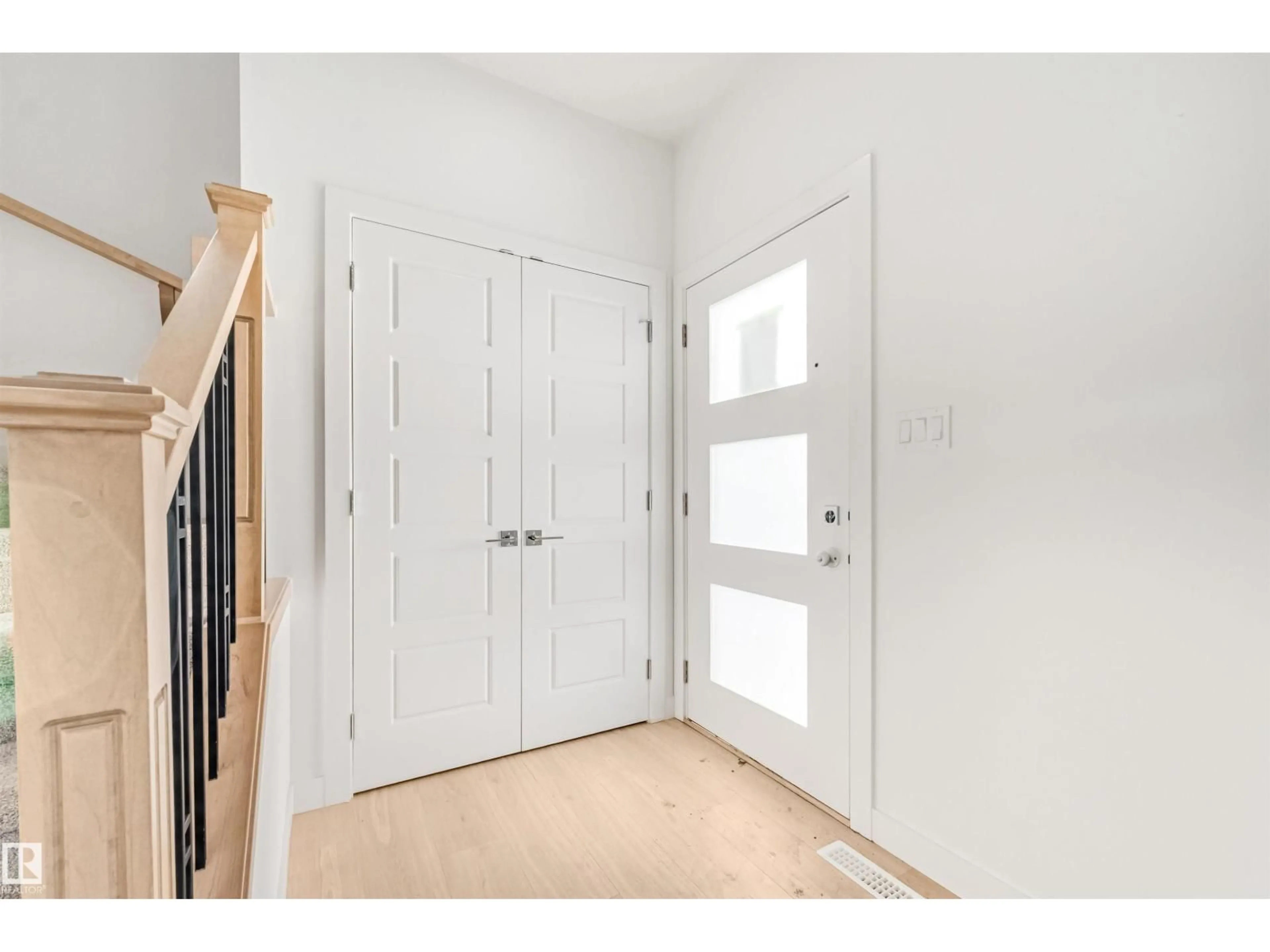 Indoor entryway for NW - 1519 211 STREET, Edmonton Alberta T6M3P2
