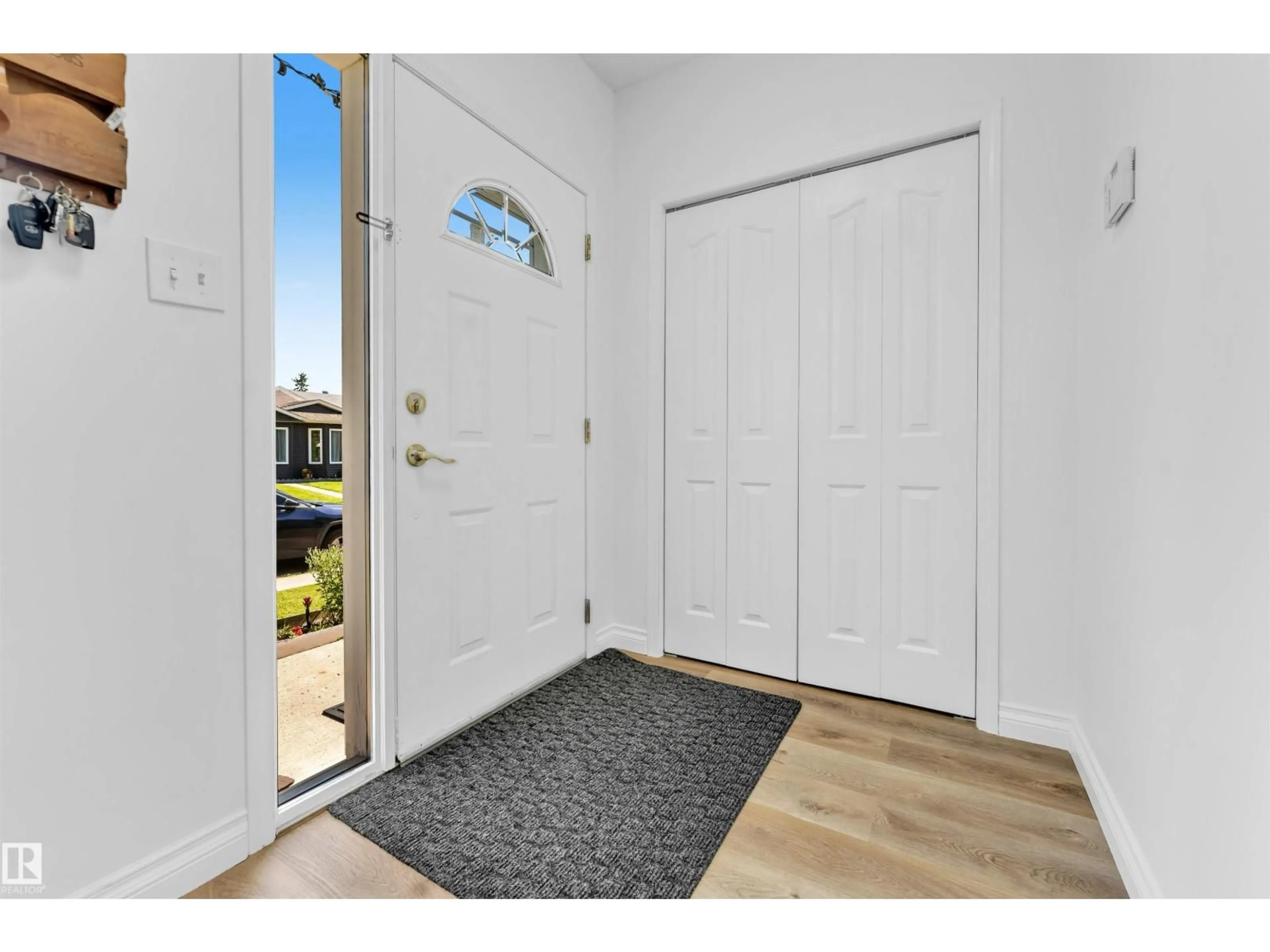 Indoor entryway for 274 KIRKWOOD AV, Edmonton Alberta T6L5A8