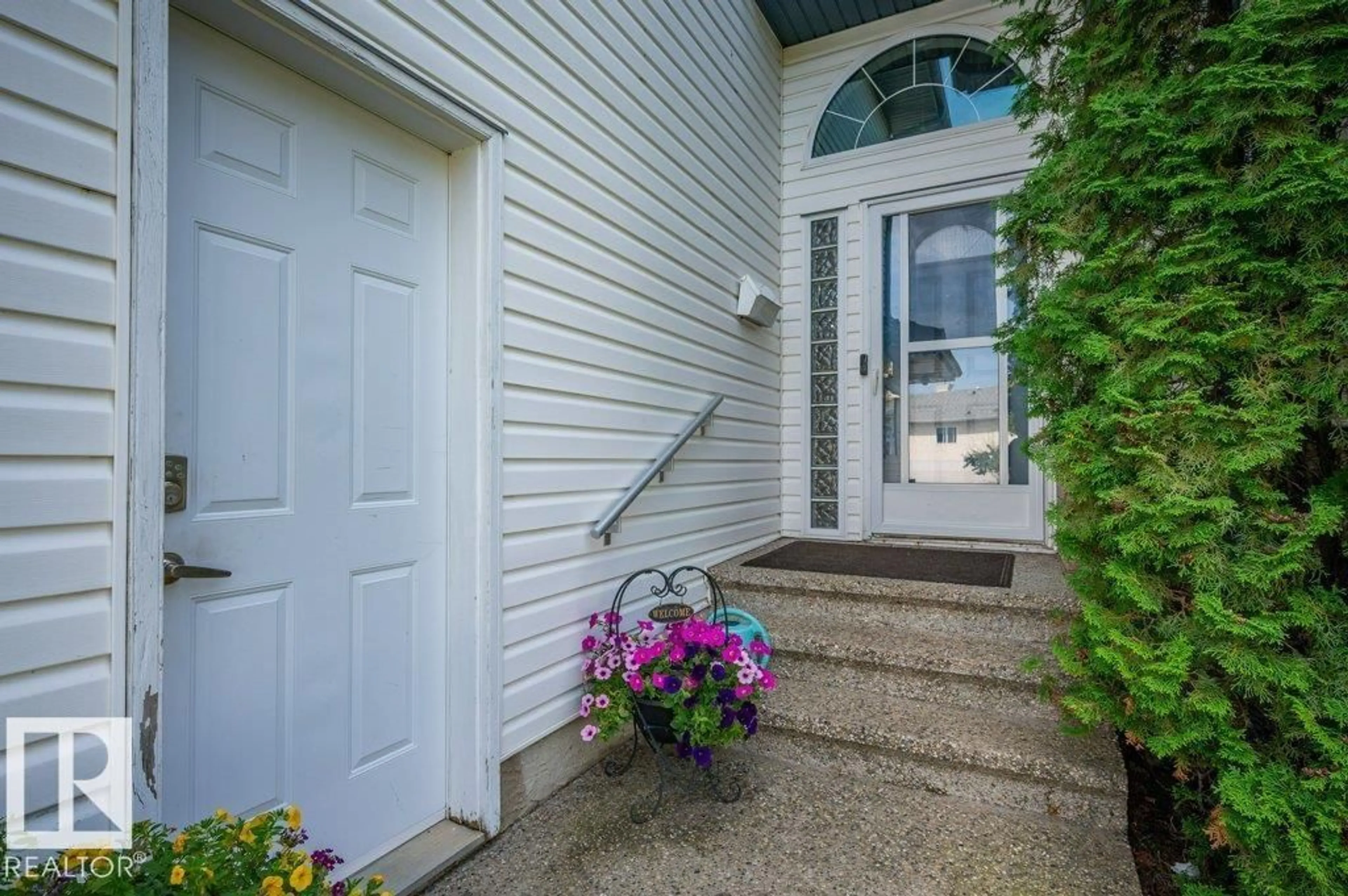 Indoor entryway for 6909 159A AV NW, Edmonton Alberta T5Z3B2