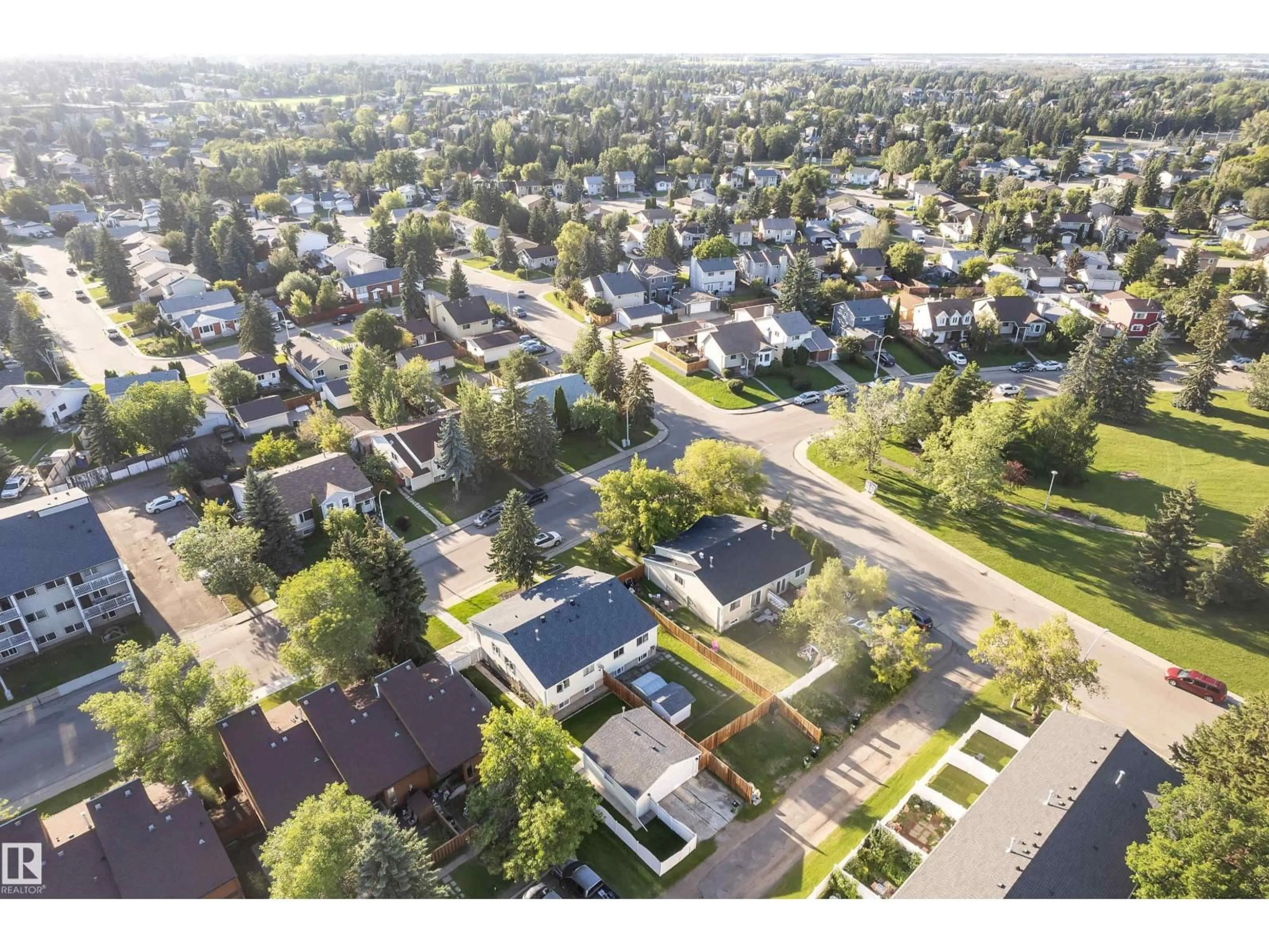 A pic from outside/outdoor area/front of a property/back of a property/a pic from drone, street for NW - 3425 48 ST, Edmonton Alberta T6L3R2