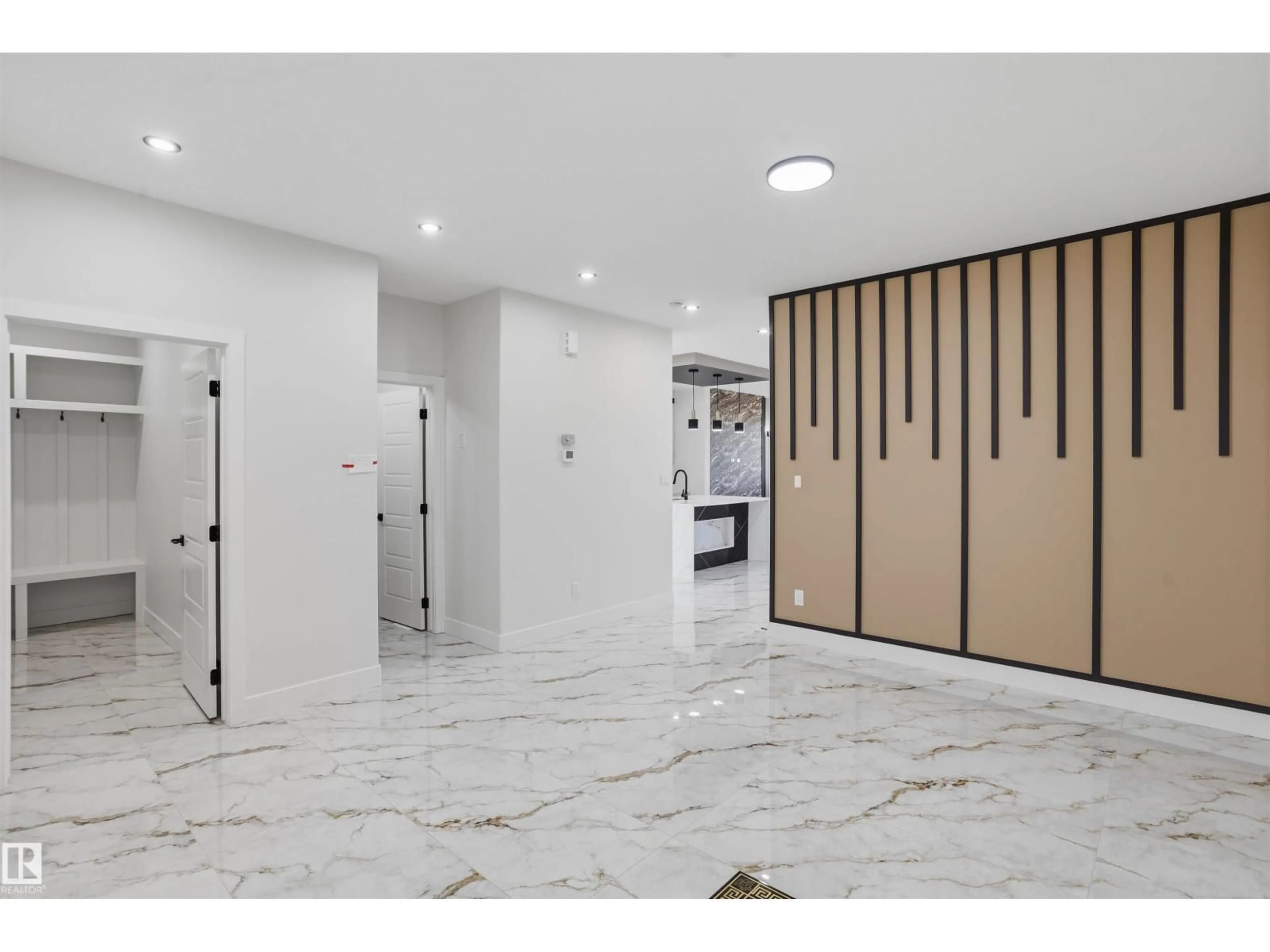 Indoor foyer for SW - 2318 6A AV, Edmonton Alberta T6X3E8