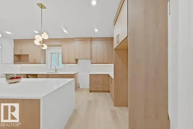 9736 73 AV, Edmonton 4