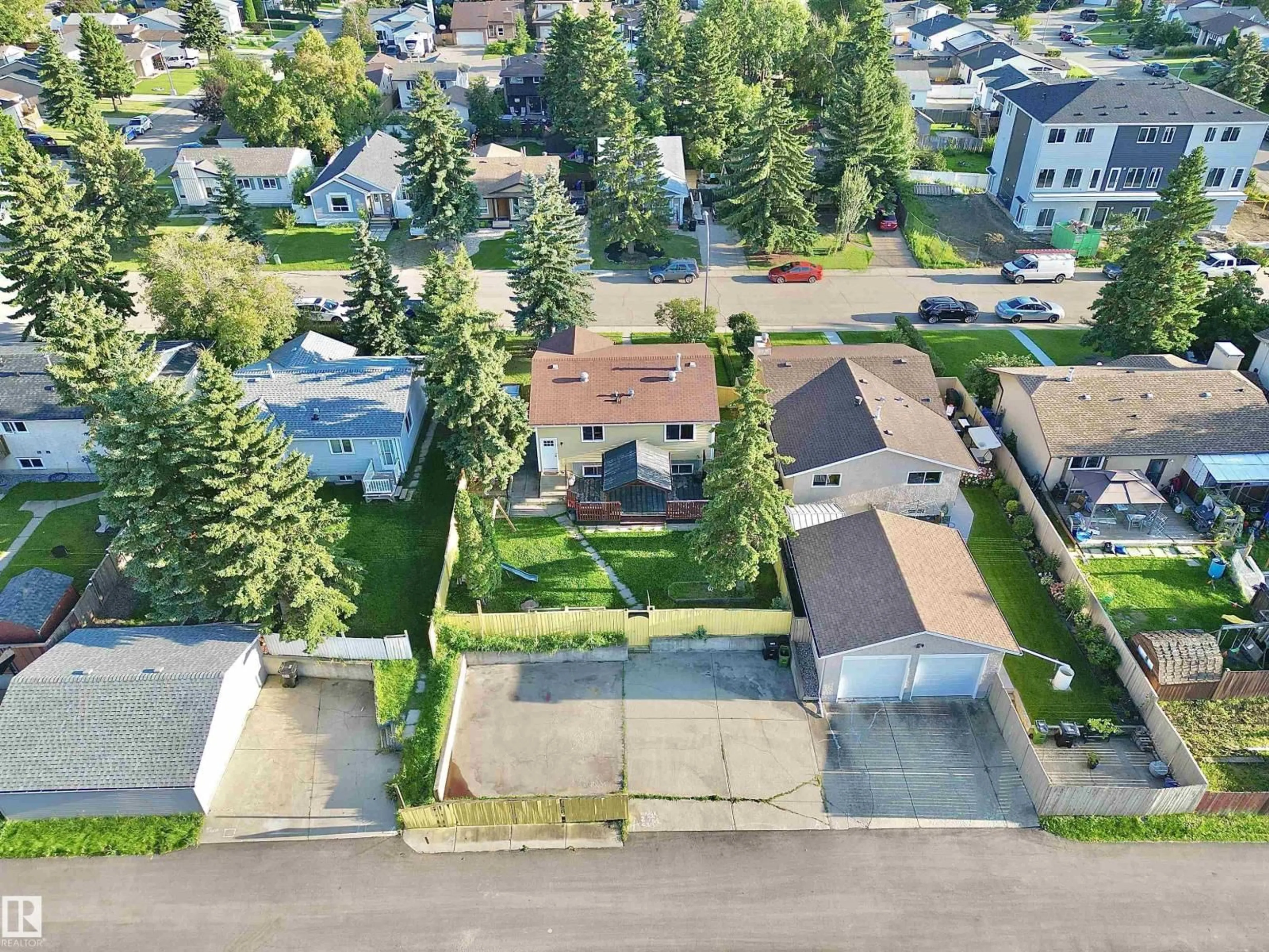 A pic from outside/outdoor area/front of a property/back of a property/a pic from drone, street for 3520 17B AV, Edmonton Alberta T6L2P3