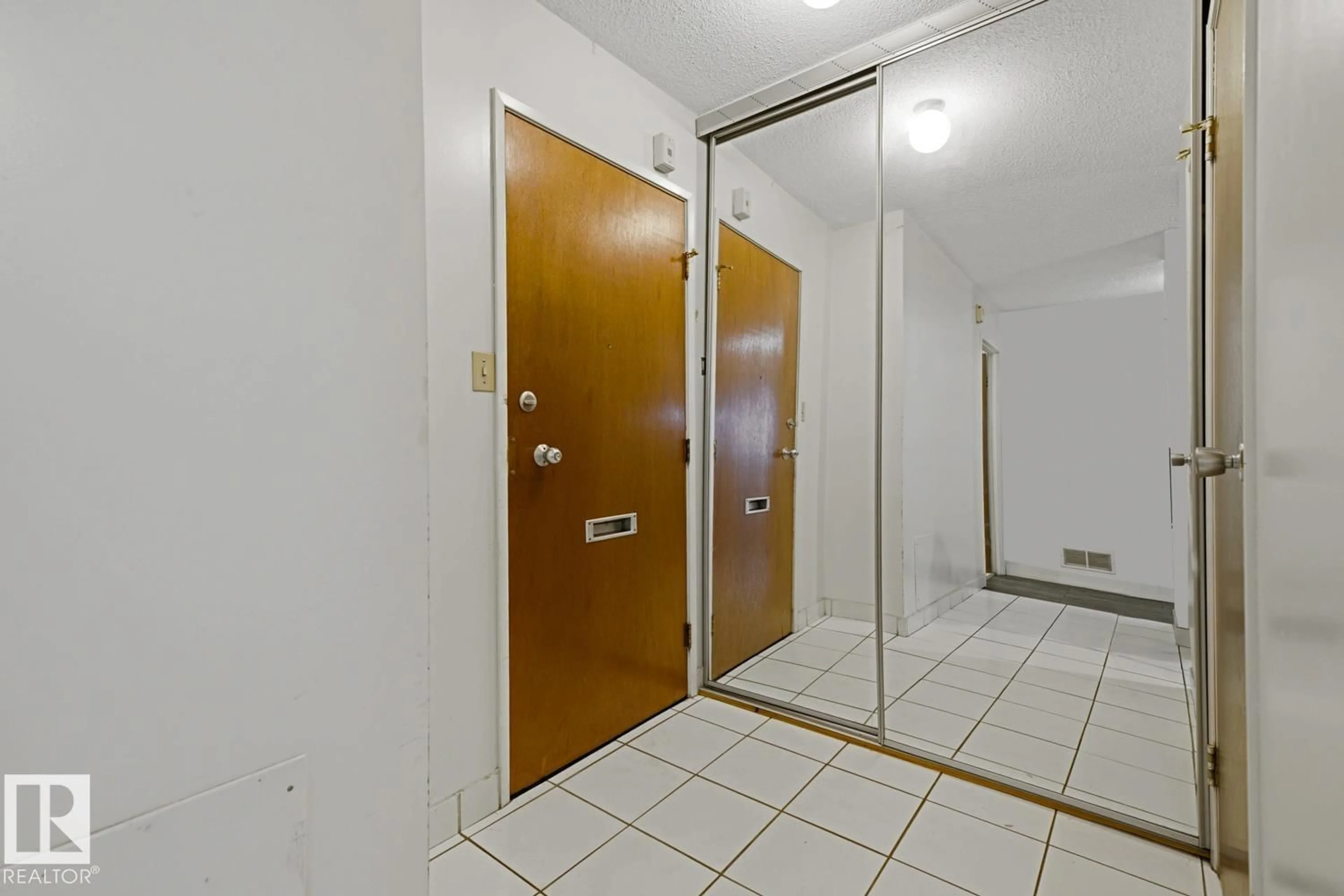 Indoor foyer for 10011 - 1201 116 ST, Edmonton Alberta T5K1V4