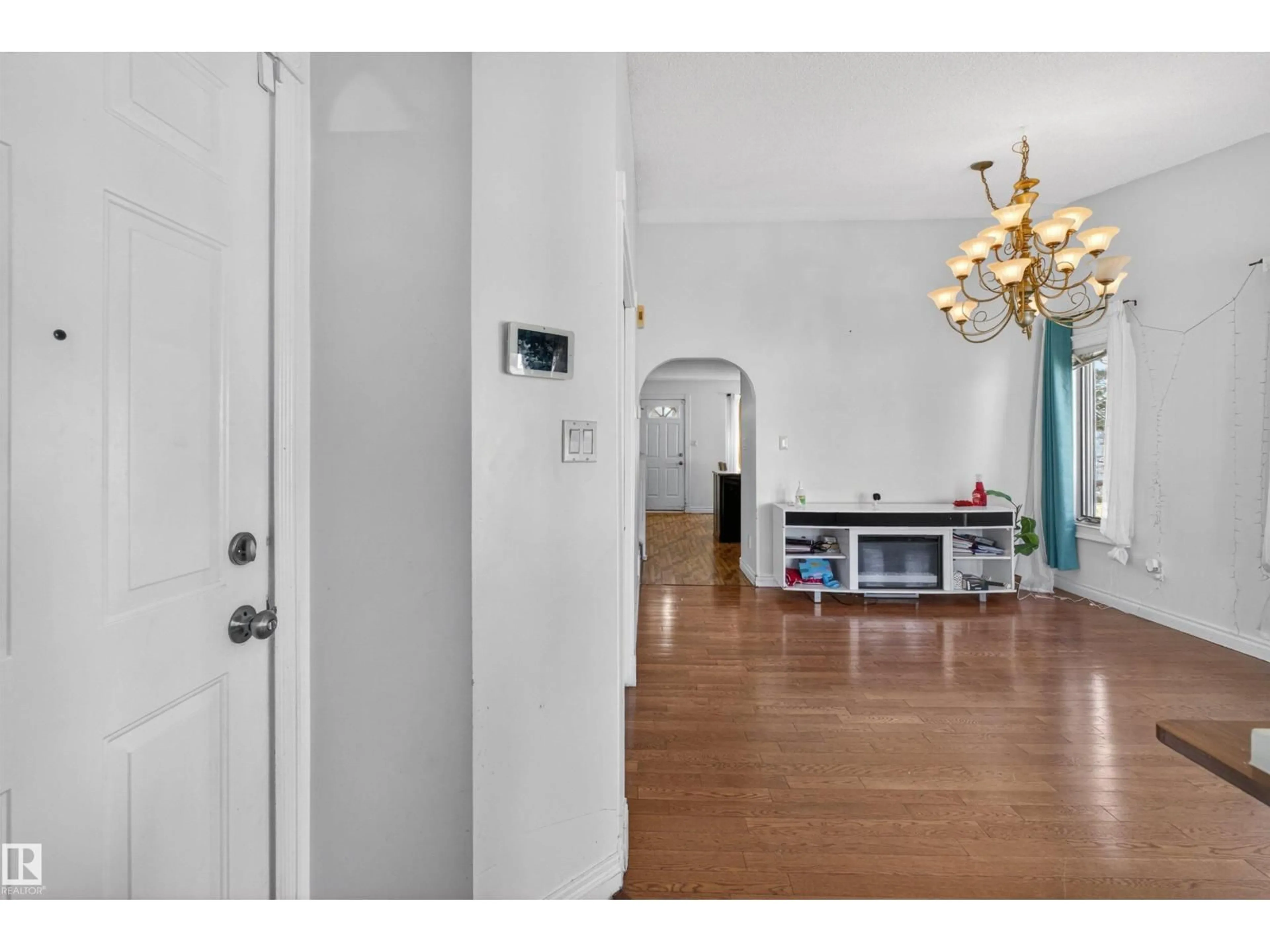 Indoor foyer for 9007 169 AV, Edmonton Alberta T5Z2X5