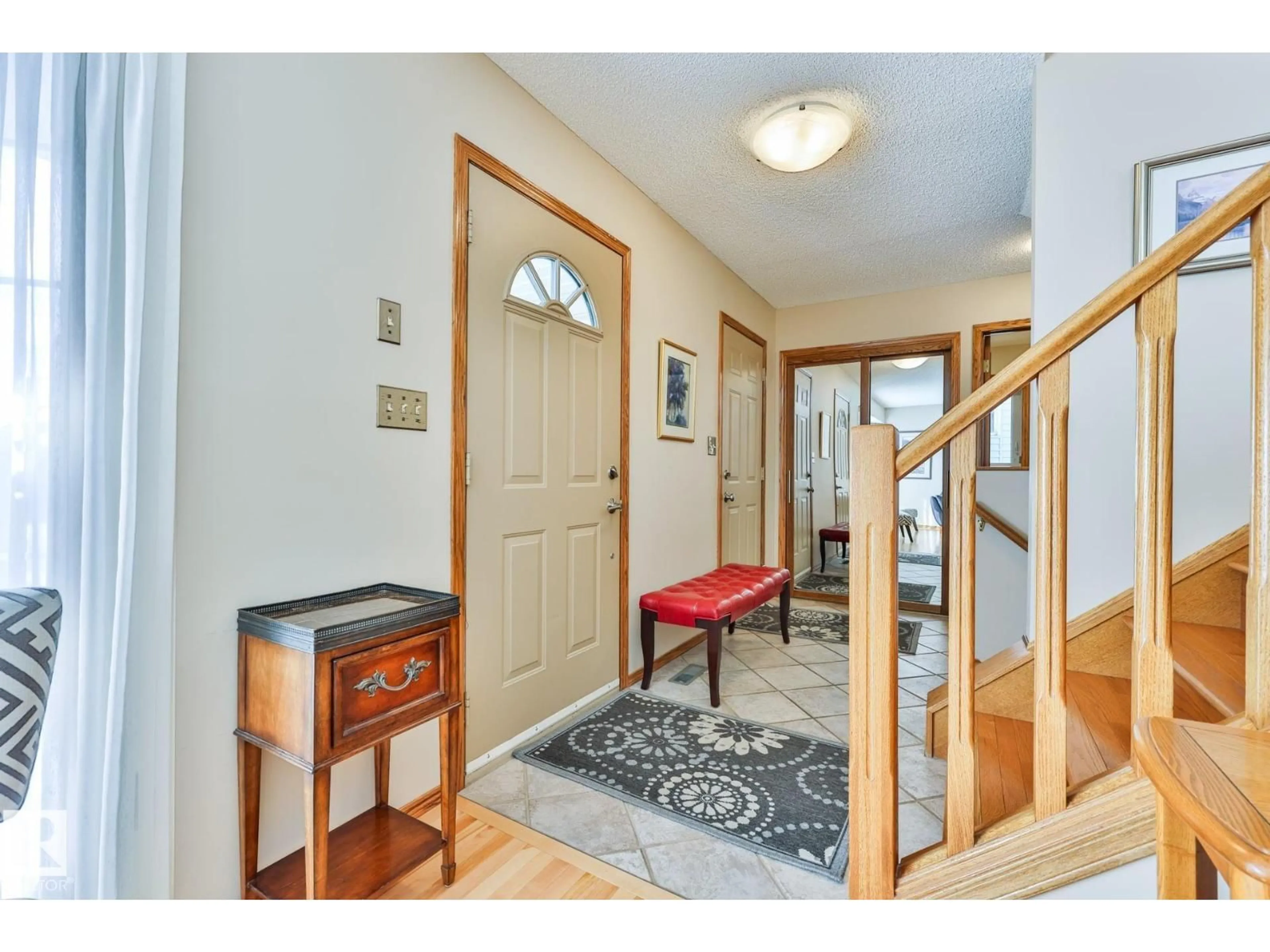 Indoor entryway for 3764 30 ST, Edmonton Alberta T6T1H6