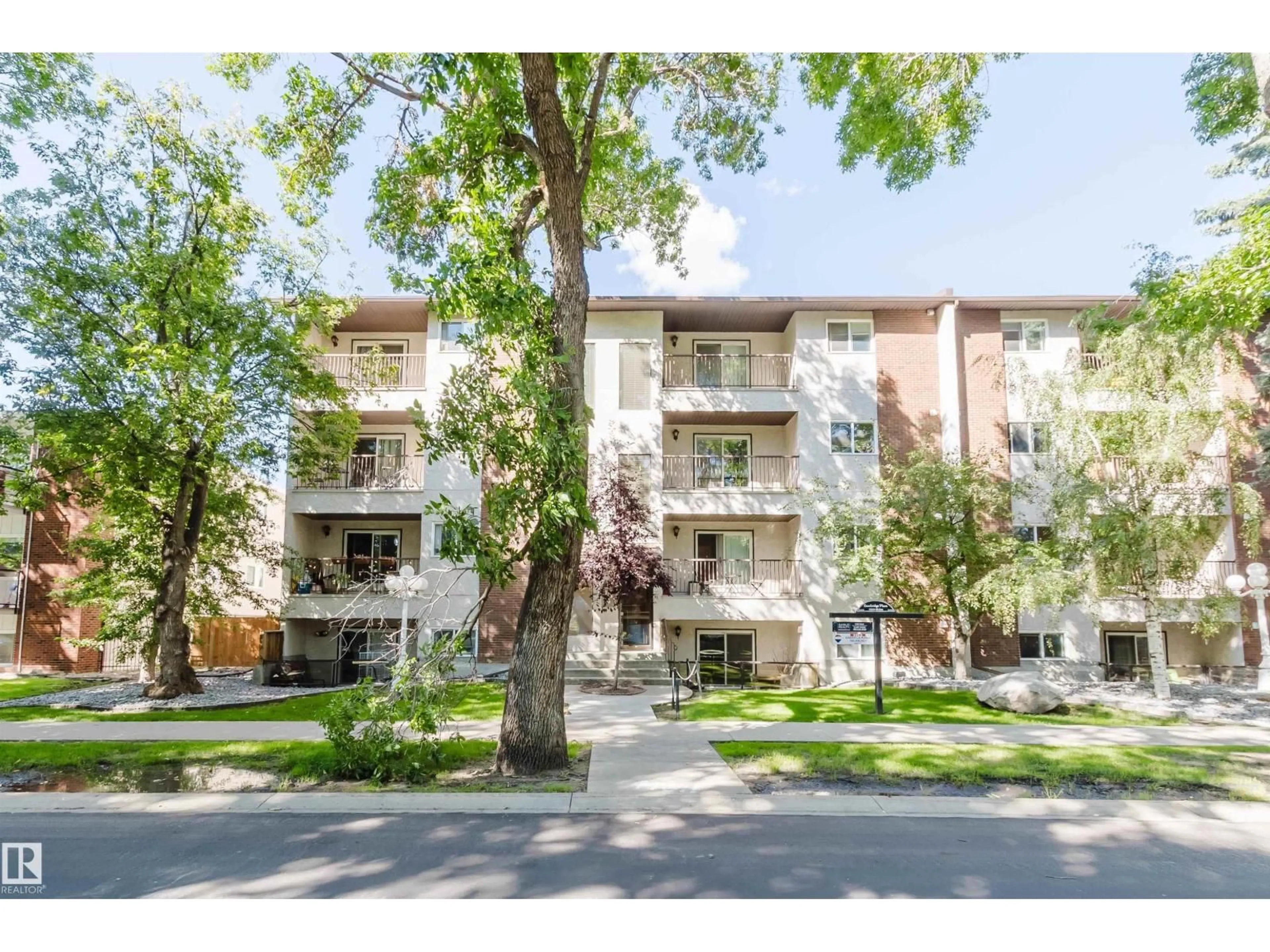 Patio, street for #106 - 10520 80 AV, Edmonton Alberta T6E1V3