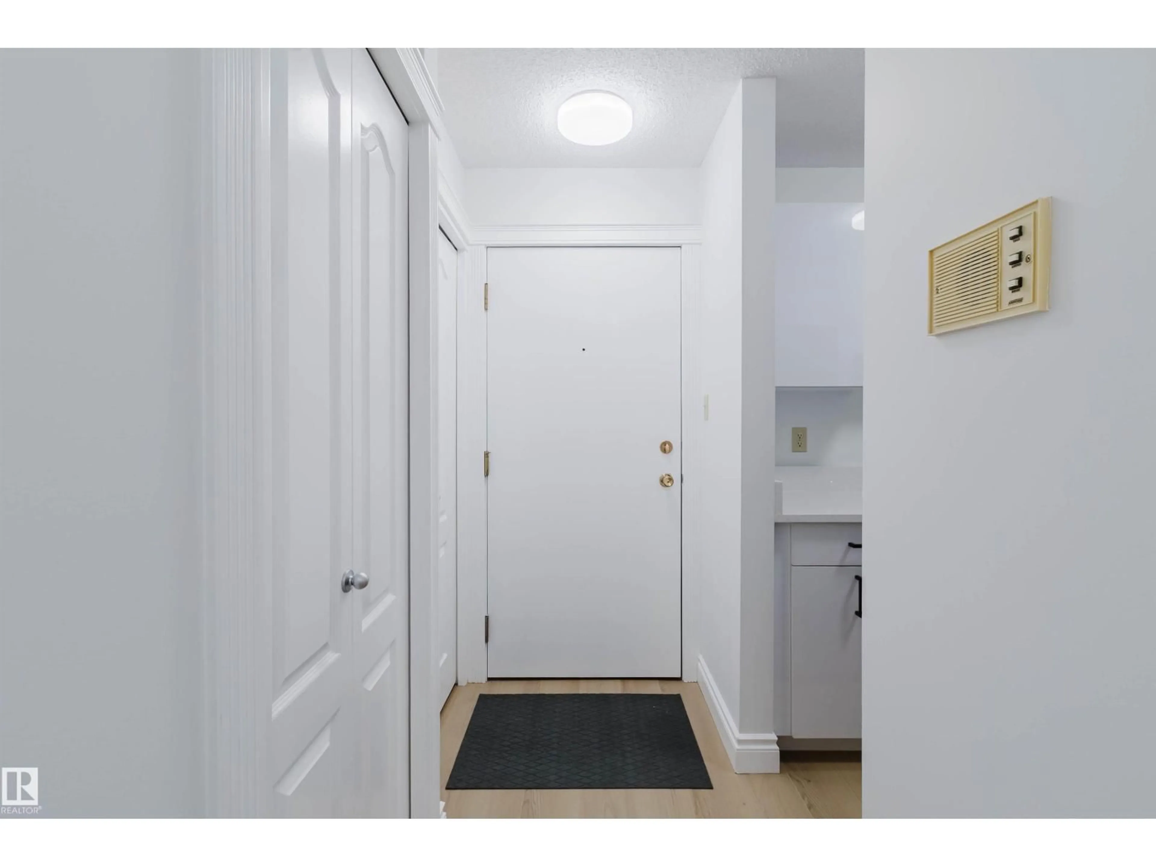 Indoor entryway for #106 - 10520 80 AV, Edmonton Alberta T6E1V3