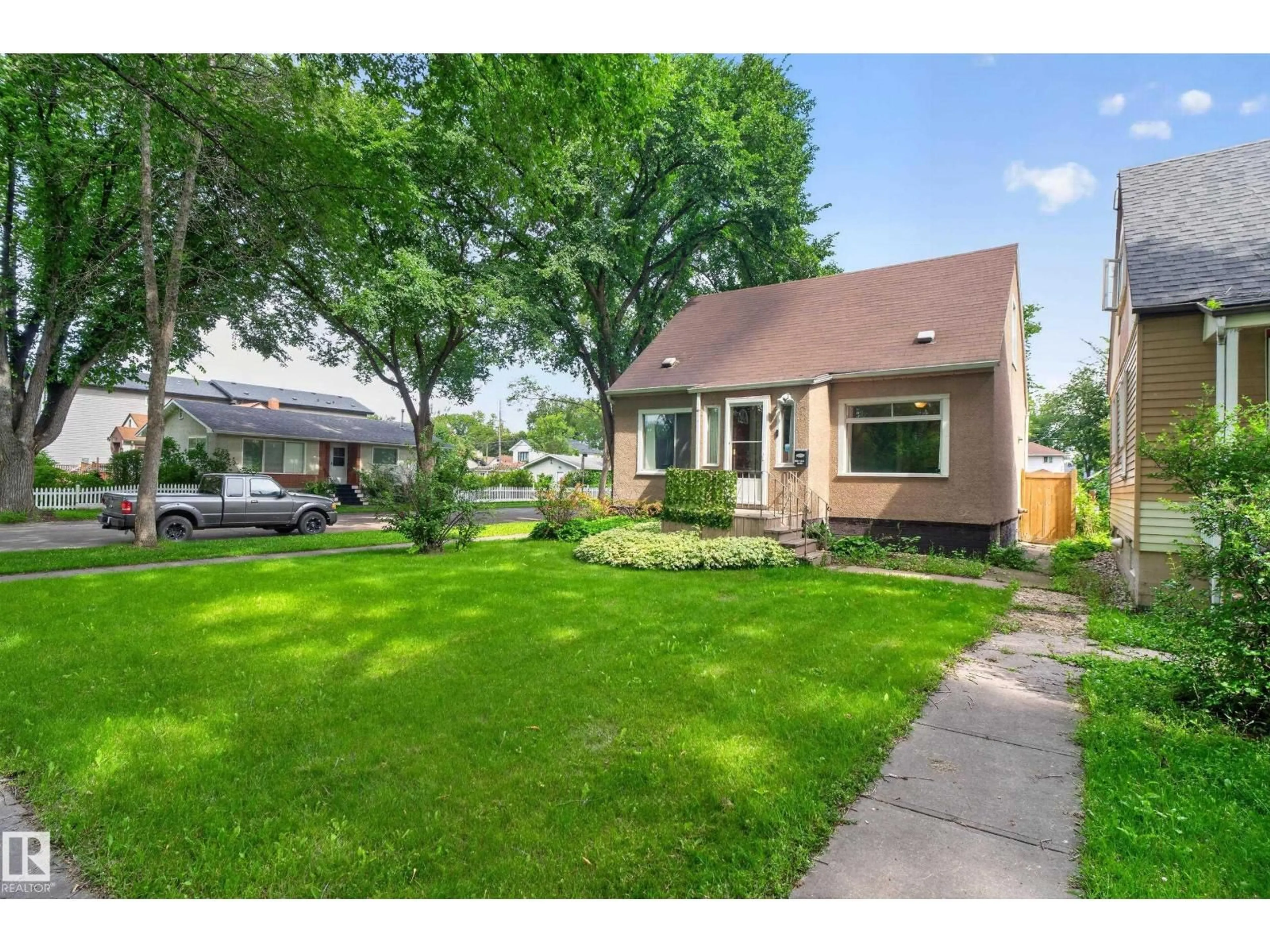 A pic from outside/outdoor area/front of a property/back of a property/a pic from drone, street for 11549 88 ST, Edmonton Alberta T5B3R2