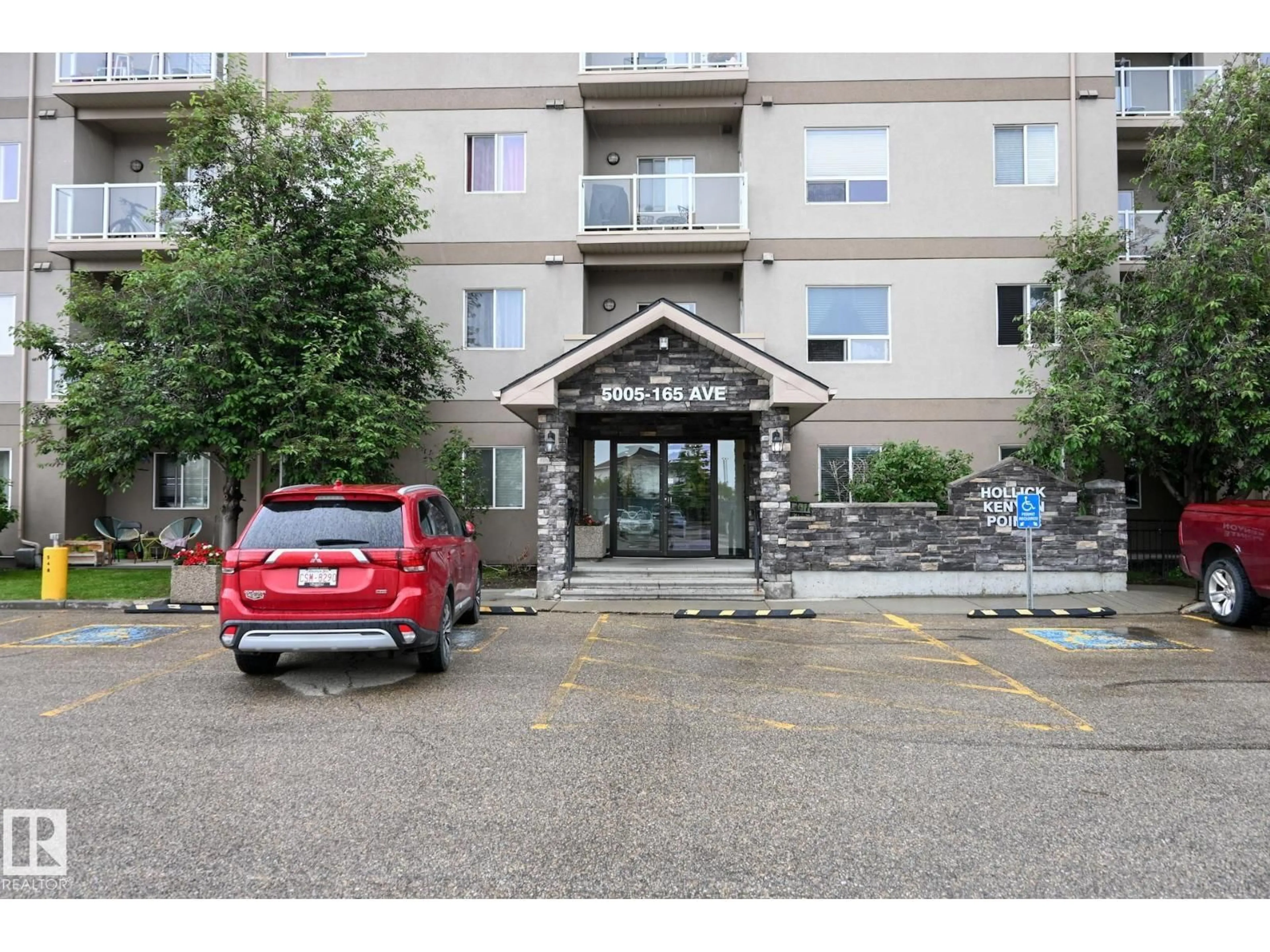 Indoor foyer for 316 - 5005 165 AV, Edmonton Alberta T5Y0L8