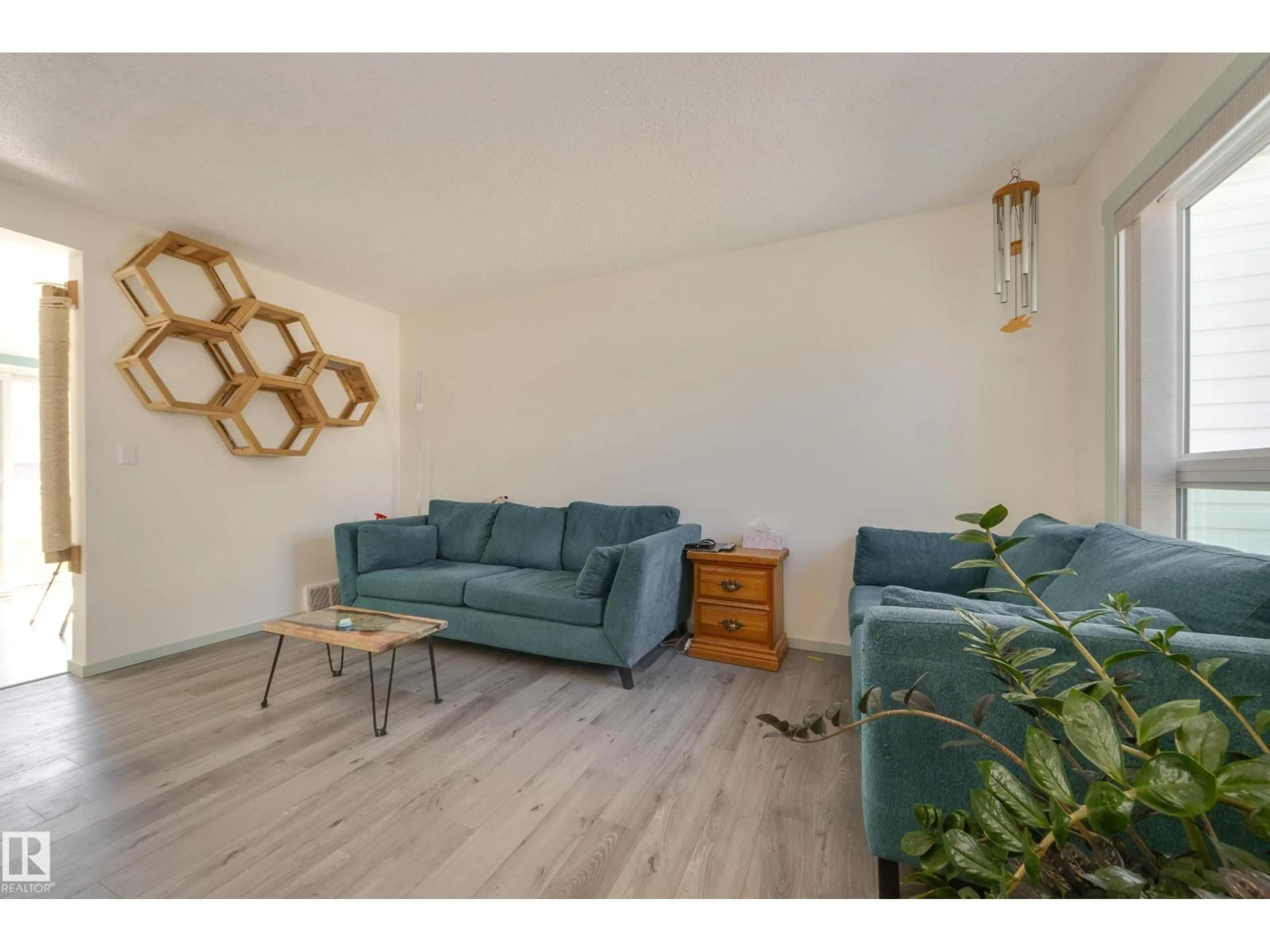 Living room with furniture, wood/laminate floor for 15 - 16 RITCHIE WY, Sherwood Park Alberta T8A5T3