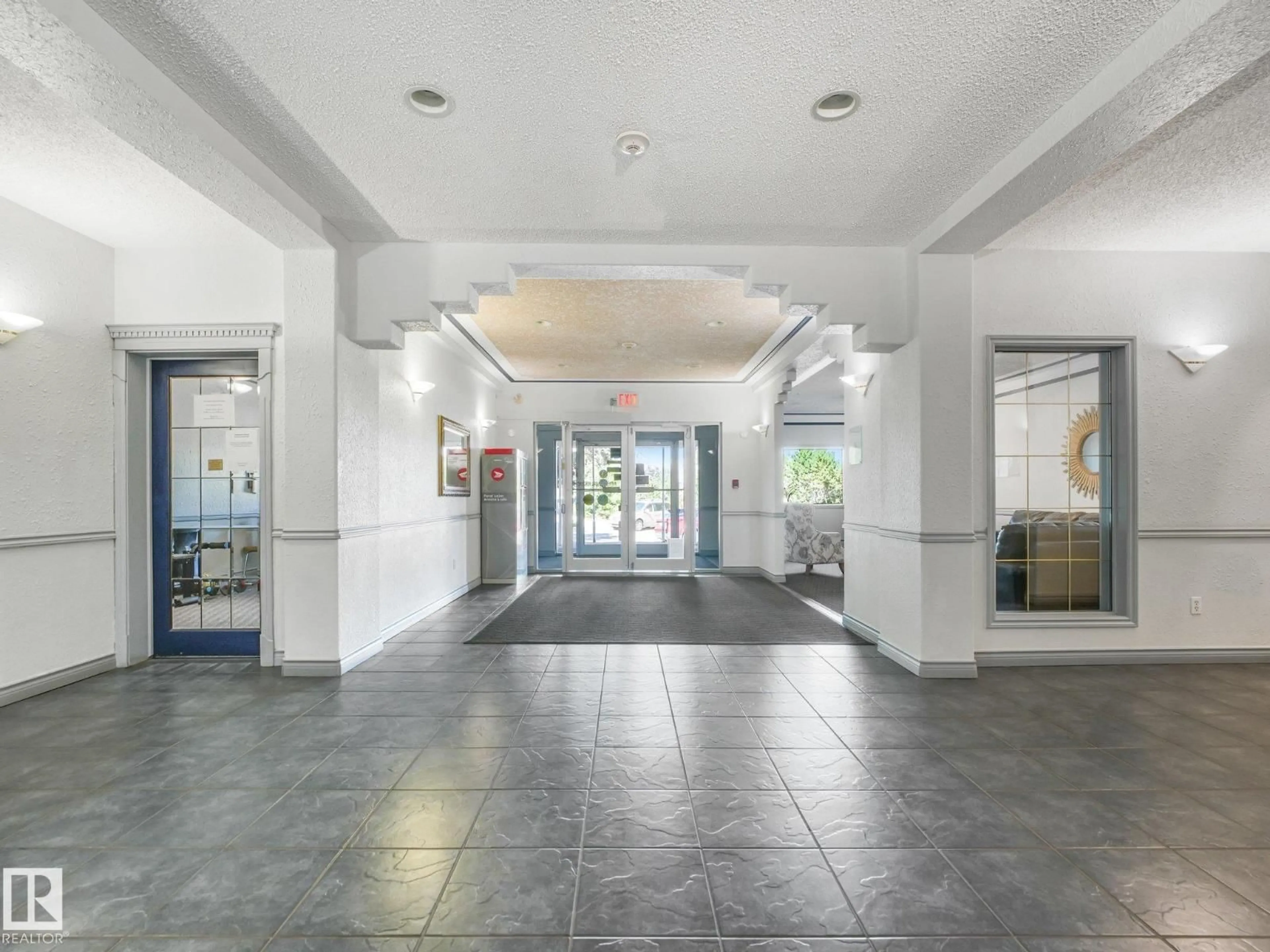 Lobby for 114 - 10511 42 AV, Edmonton Alberta T6J7G8
