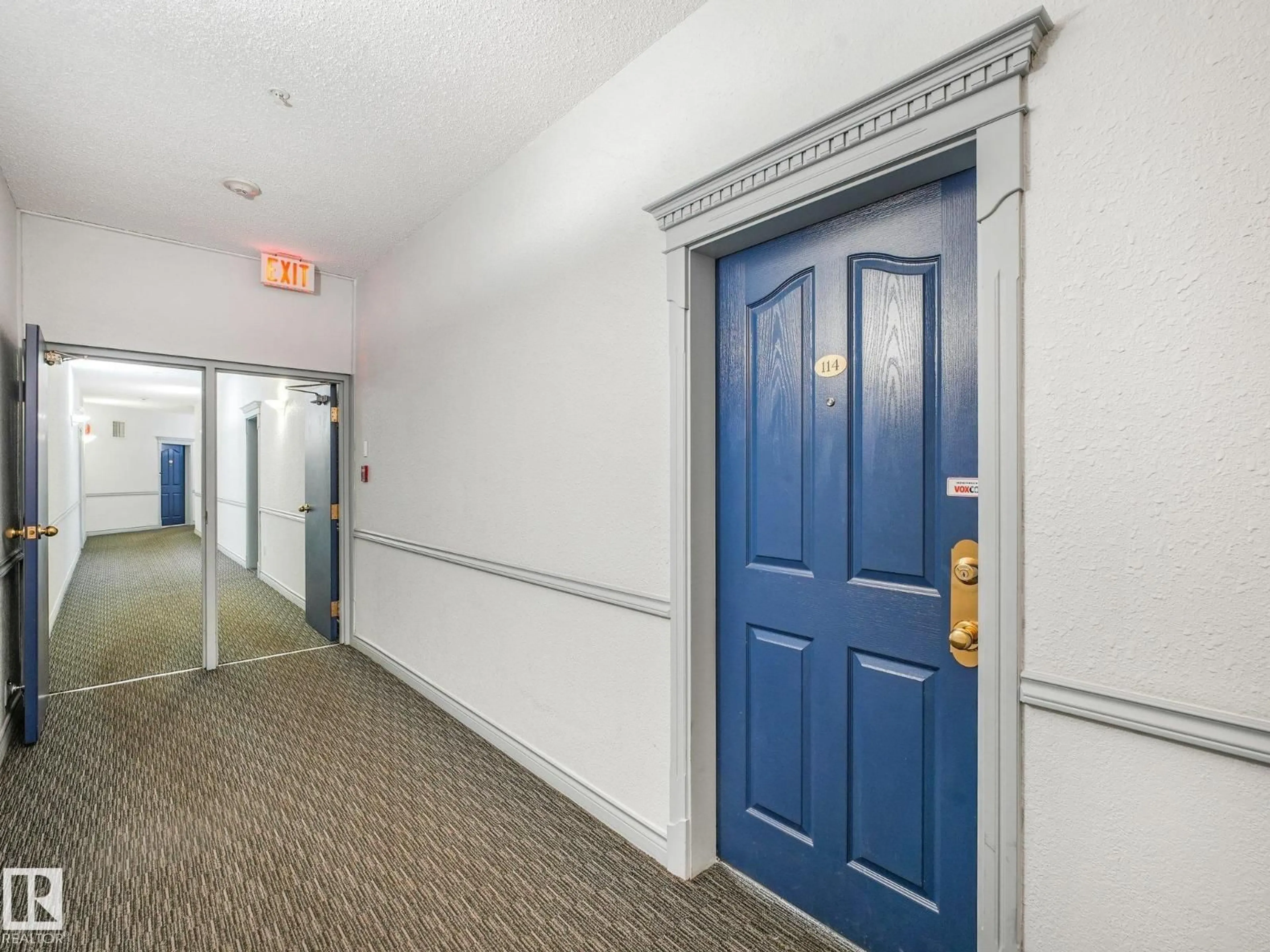 Indoor foyer for 114 - 10511 42 AV, Edmonton Alberta T6J7G8