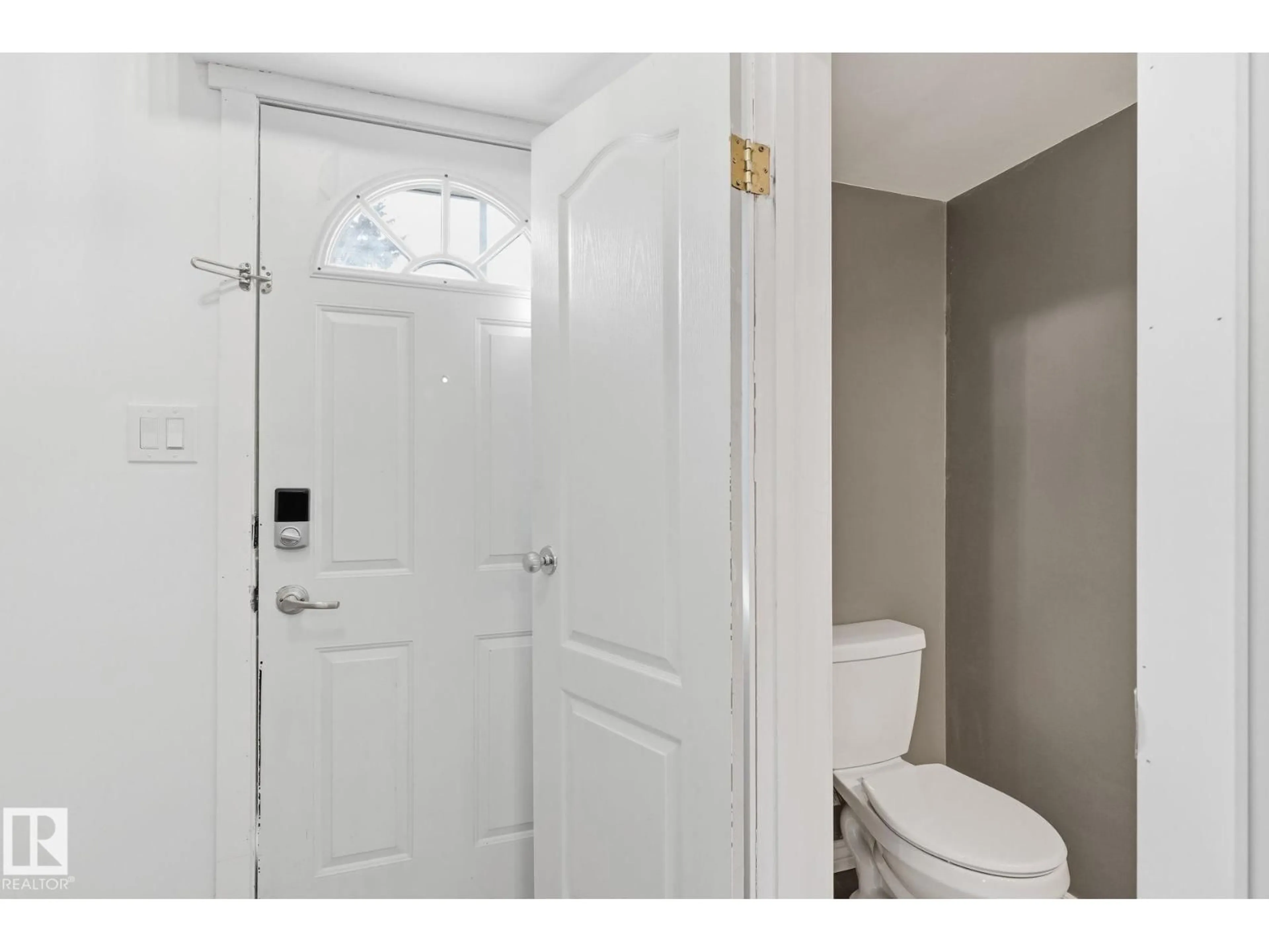 Standard bathroom, ceramic/tile floor for 234 DICKINSFIELD CO, Edmonton Alberta T5E5V8