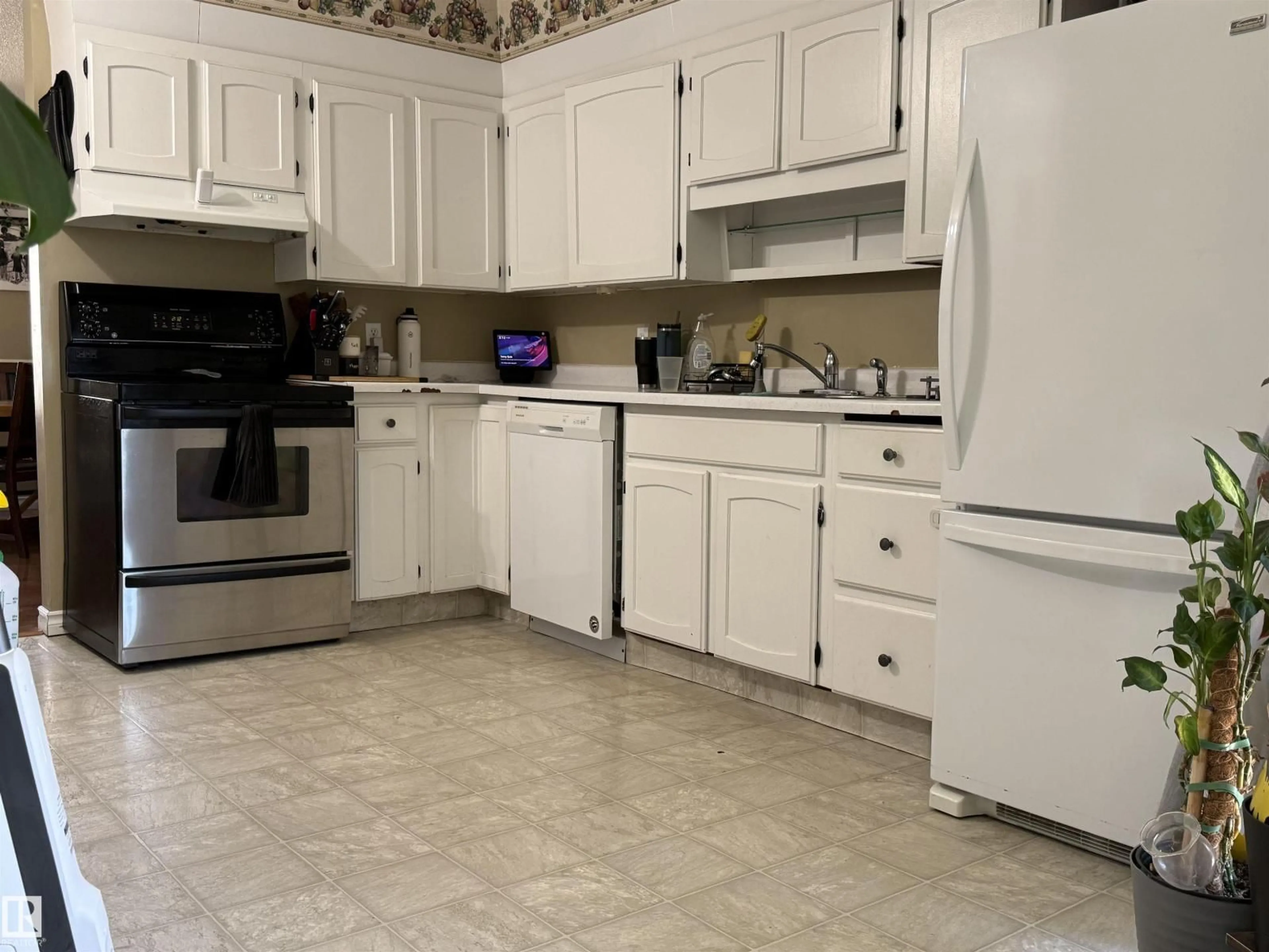 Standard kitchen, ceramic/tile floor for 153 MAPLE CR, Wetaskiwin Alberta T9A2E3