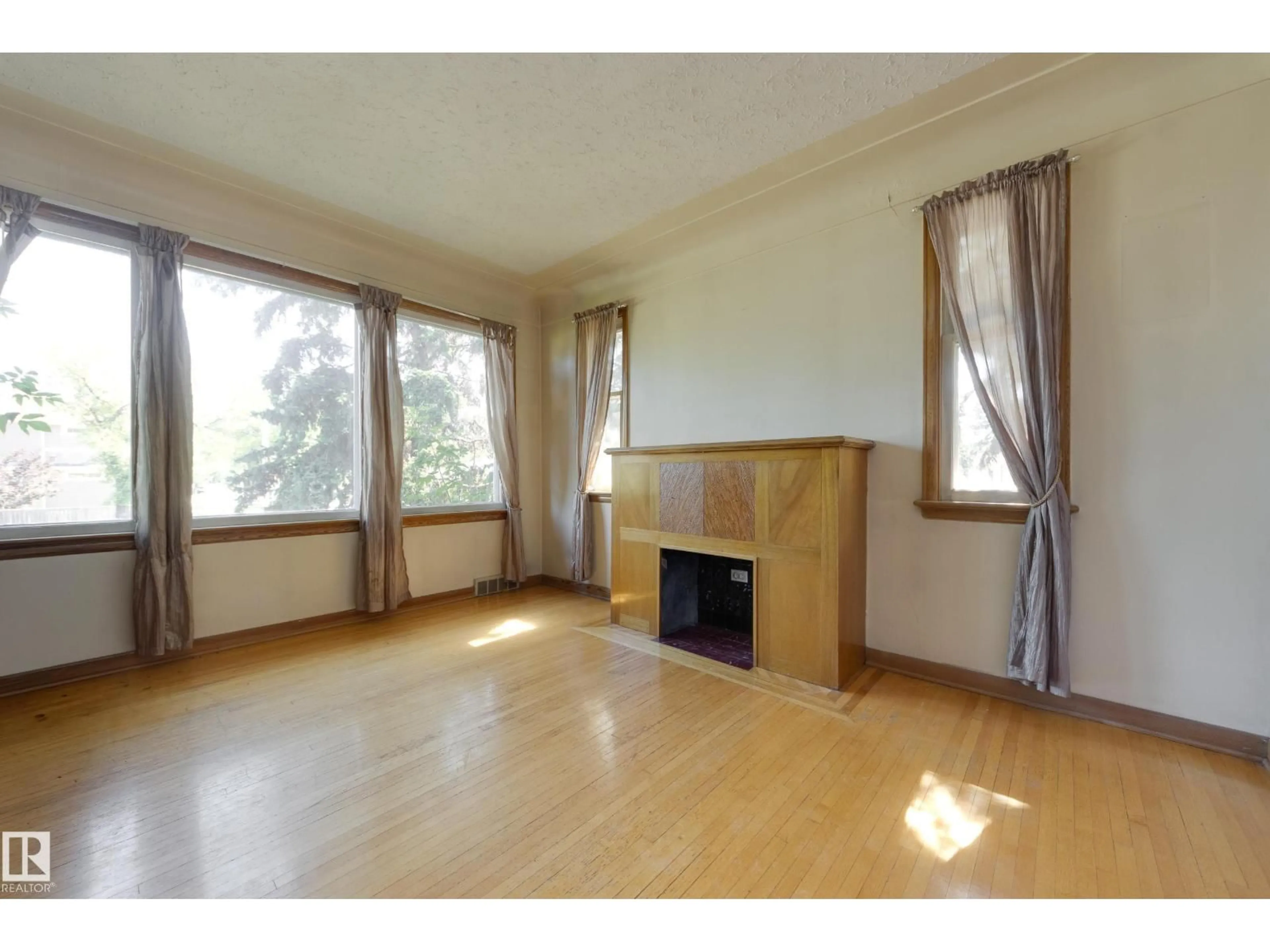 A pic of a room for 12022 127 ST, Edmonton Alberta T5L0Z4
