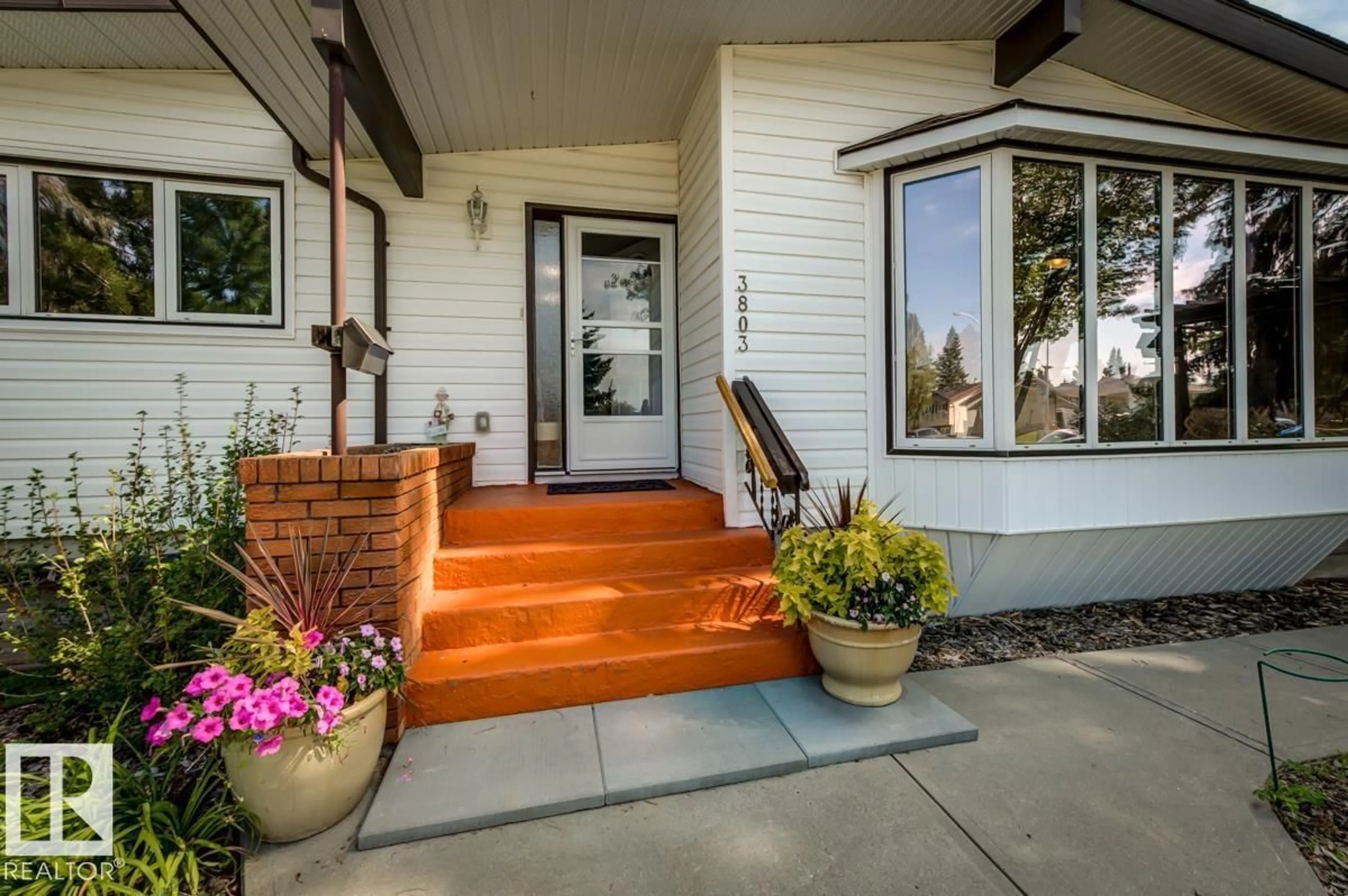 Indoor entryway for 3803 108 ST, Edmonton Alberta T6J1B5