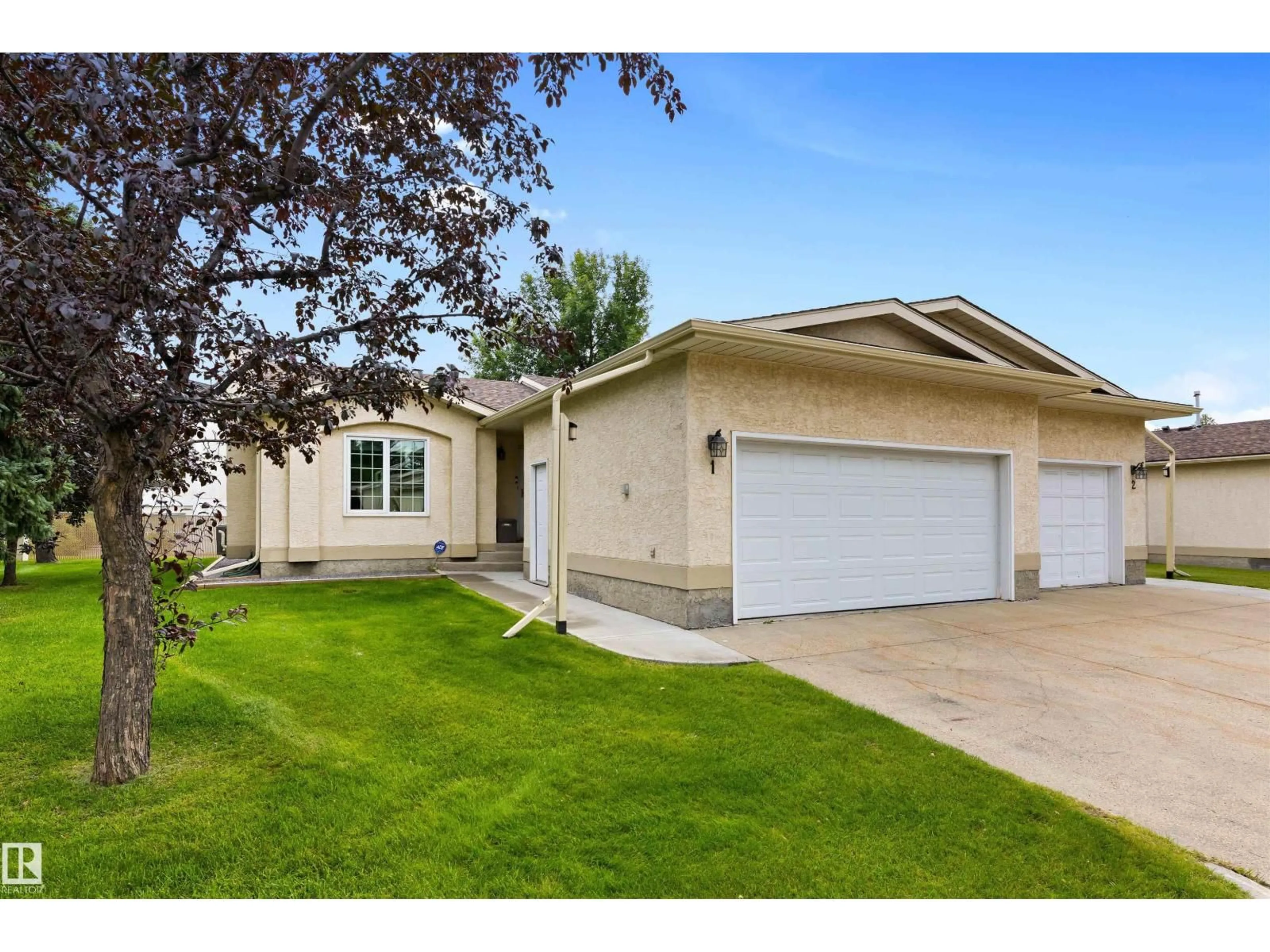 Home with vinyl exterior material, street for 10 GRANGE DR, St. Albert Alberta T8N5Z2
