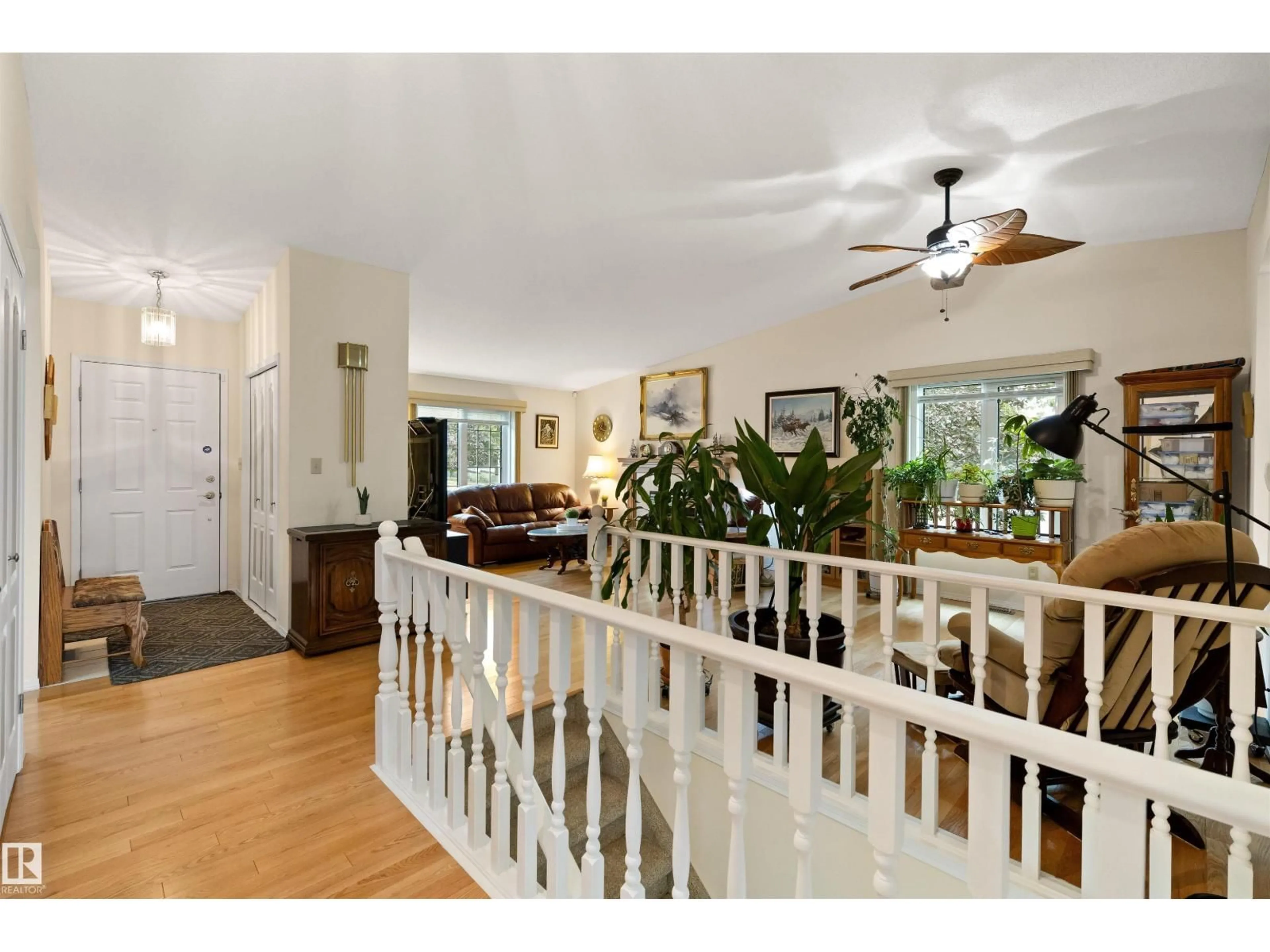 Indoor foyer for 10 GRANGE DR, St. Albert Alberta T8N5Z2