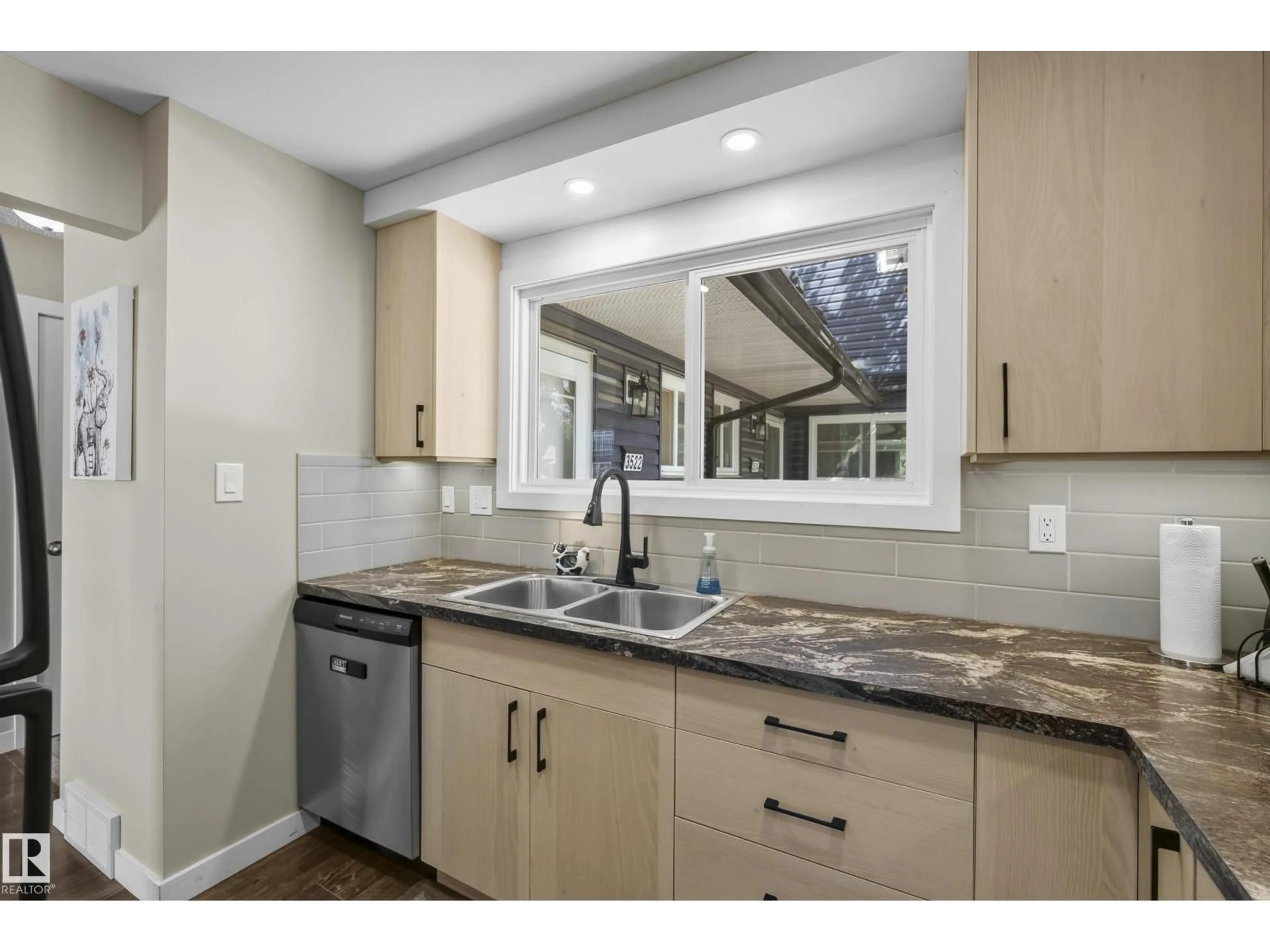 Unknown for 3522 42 ST, Edmonton Alberta T6L5A1