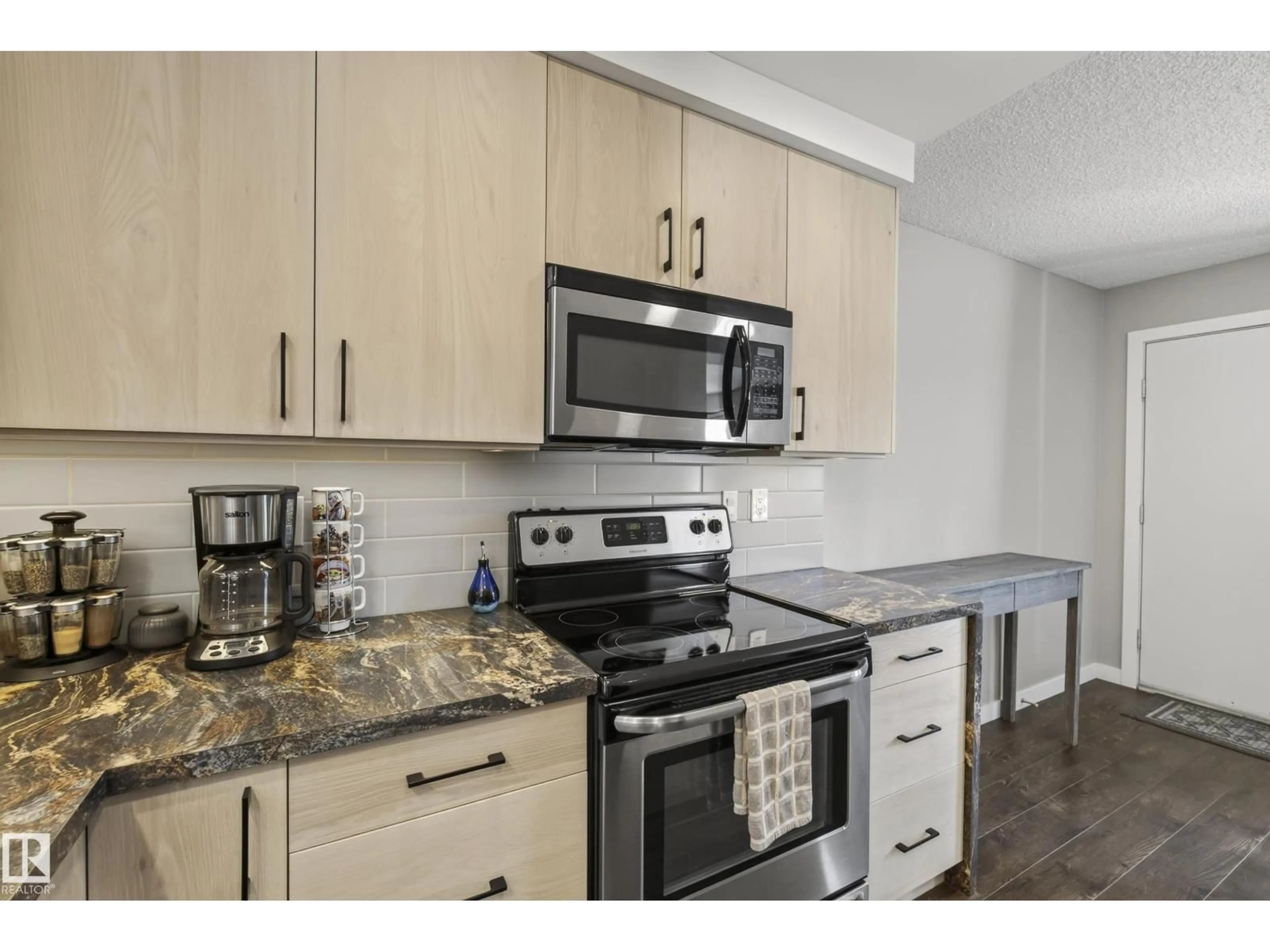 Standard kitchen, unknown for 3522 42 ST, Edmonton Alberta T6L5A1