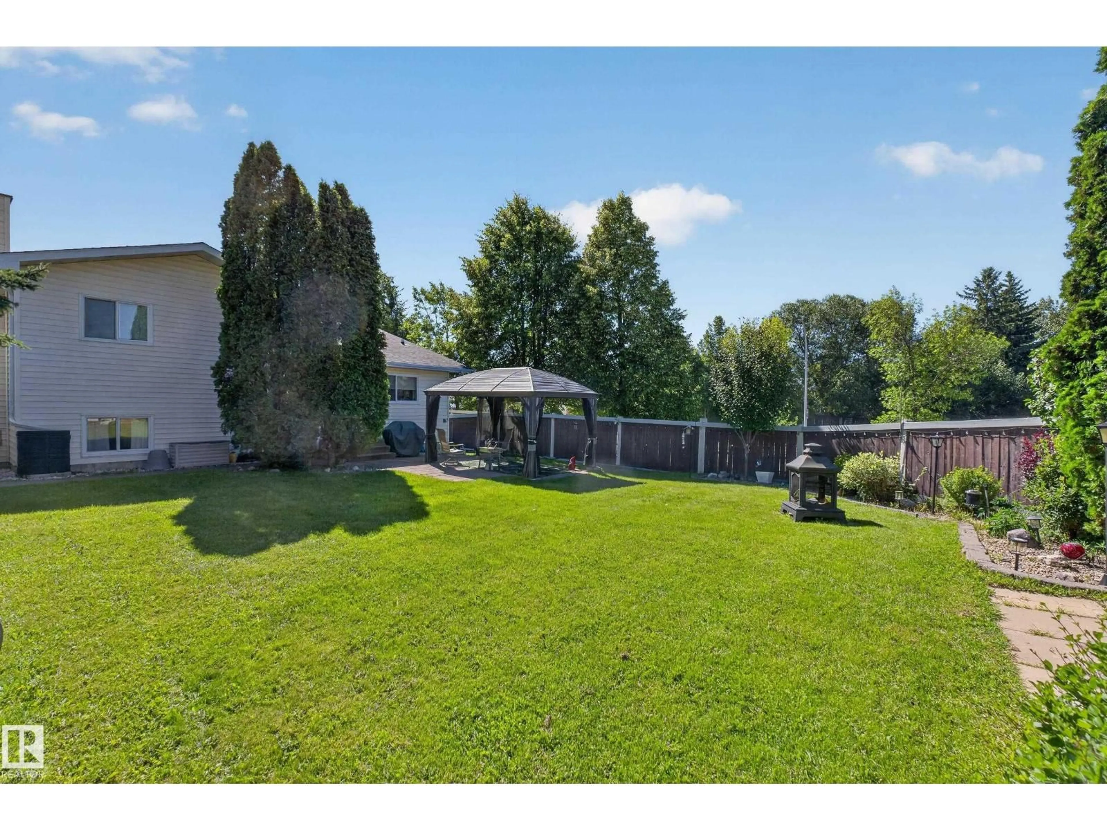 A pic from outside/outdoor area/front of a property/back of a property/a pic from drone, unknown for 2 WOODSIDE CR, Spruce Grove Alberta T7X3E5