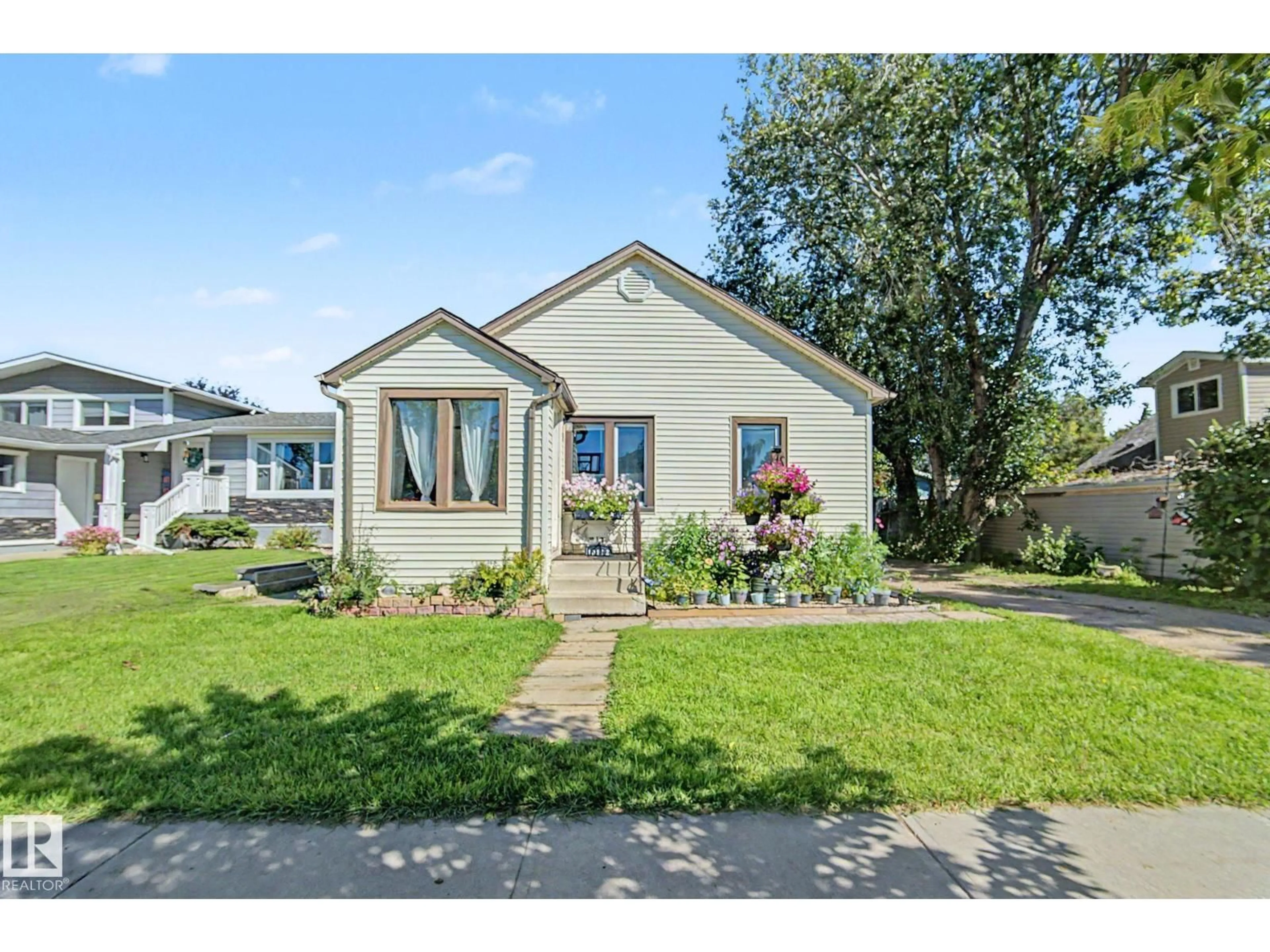 Home with vinyl exterior material, street for 10112 102 AVE, Morinville Alberta T8R1A7