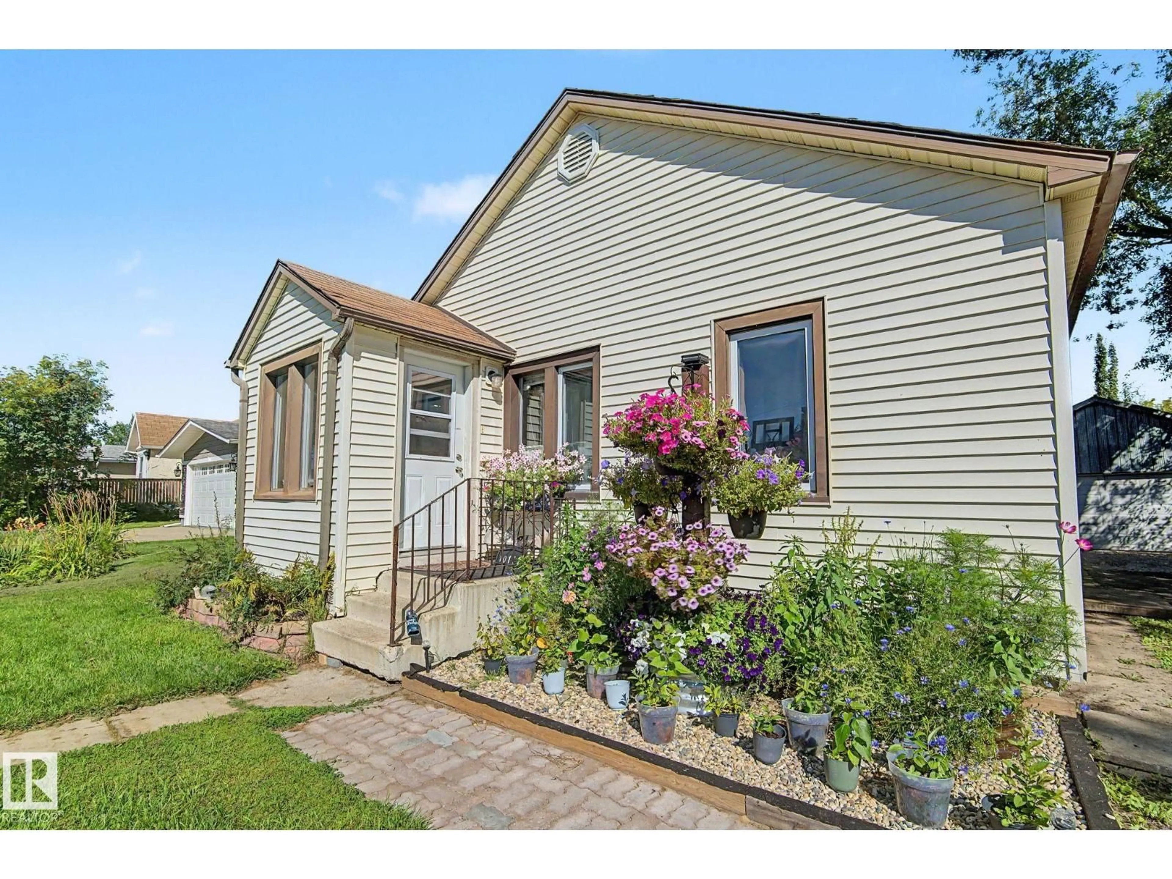 Home with vinyl exterior material, street for 10112 102 AVE, Morinville Alberta T8R1A7