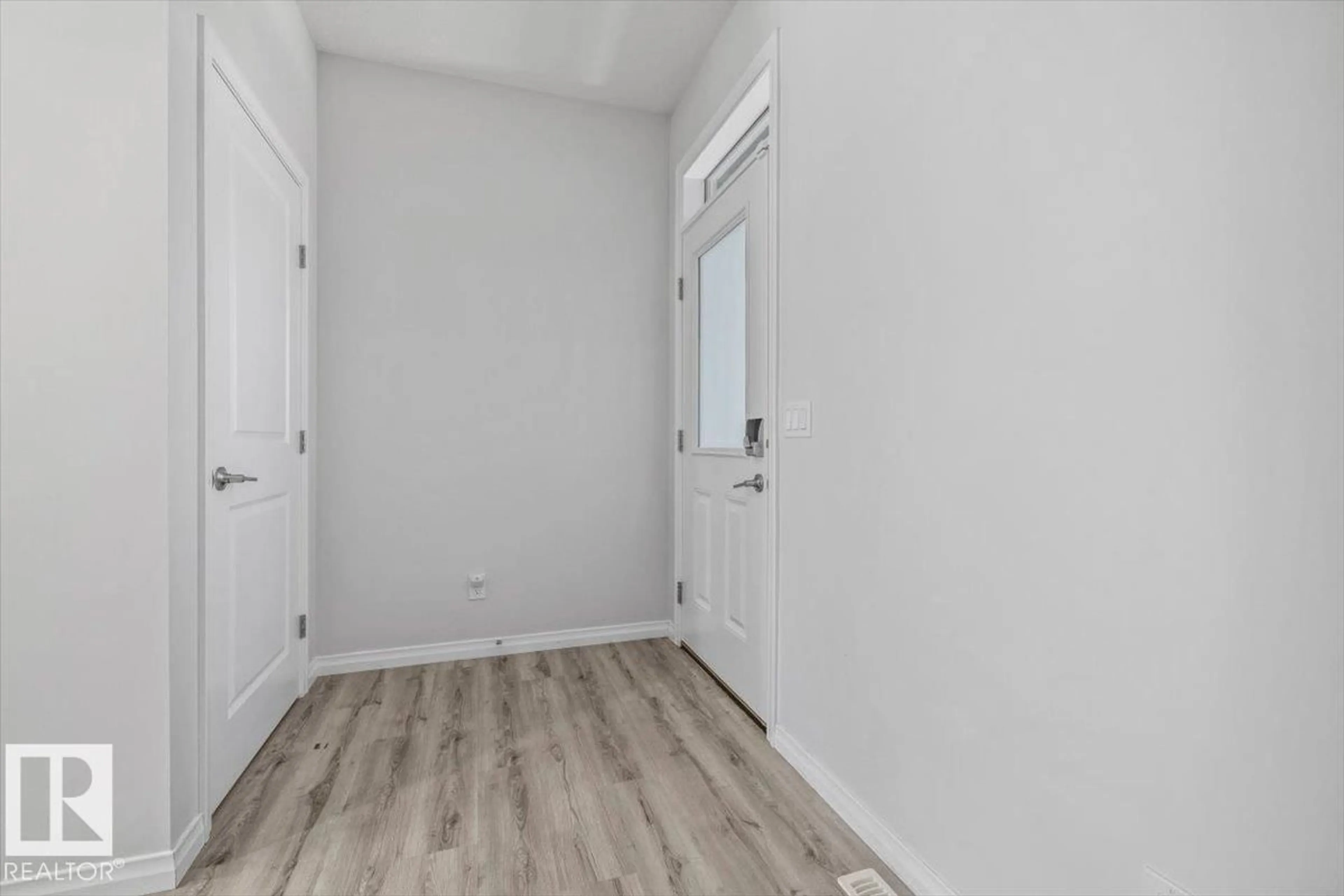 Indoor entryway for 1014 DANIELS LO, Edmonton Alberta T6W4C9