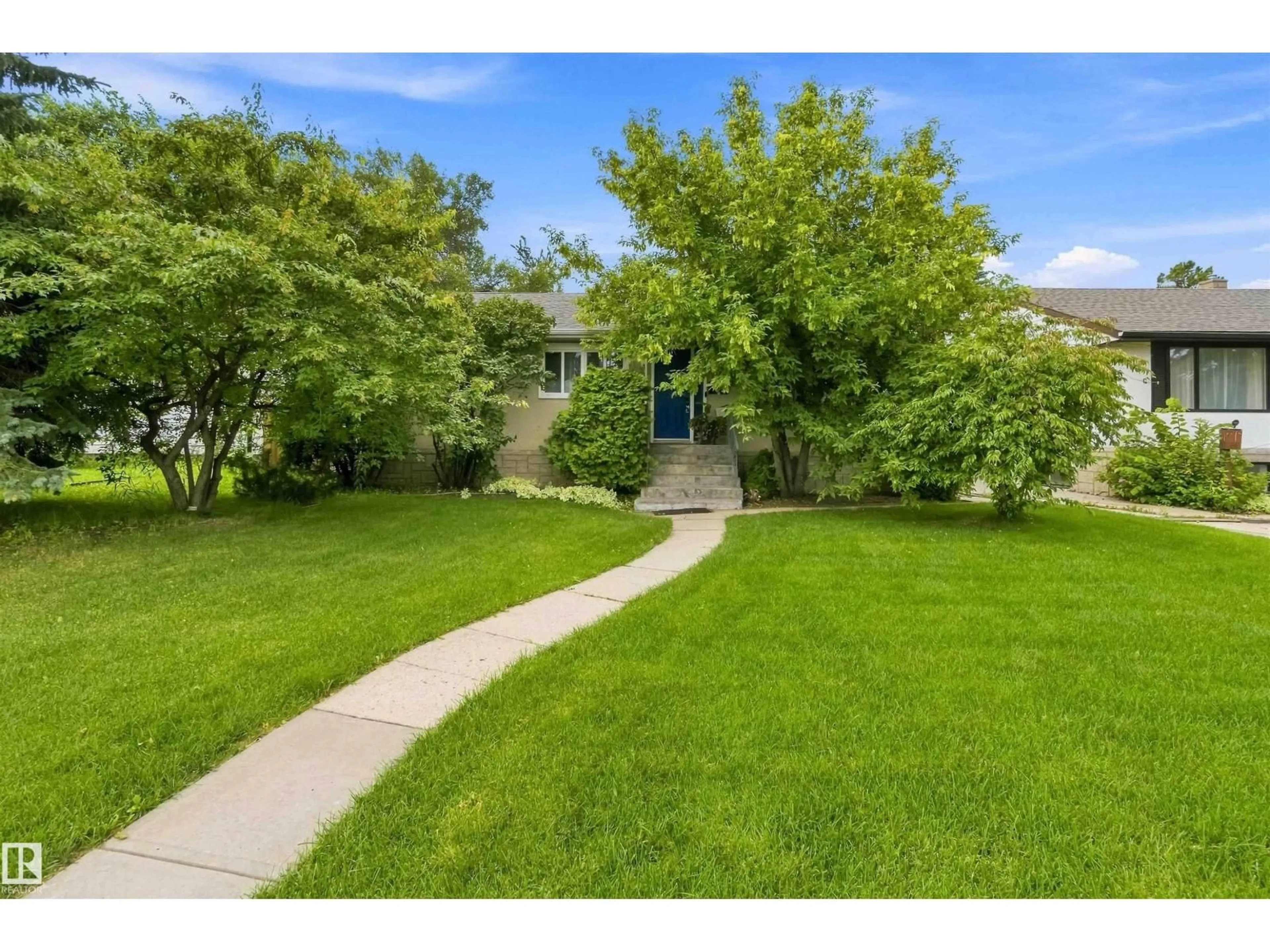 A pic from outside/outdoor area/front of a property/back of a property/a pic from drone, street for 11840 ST ALBERT TR, Edmonton Alberta T5L4G4