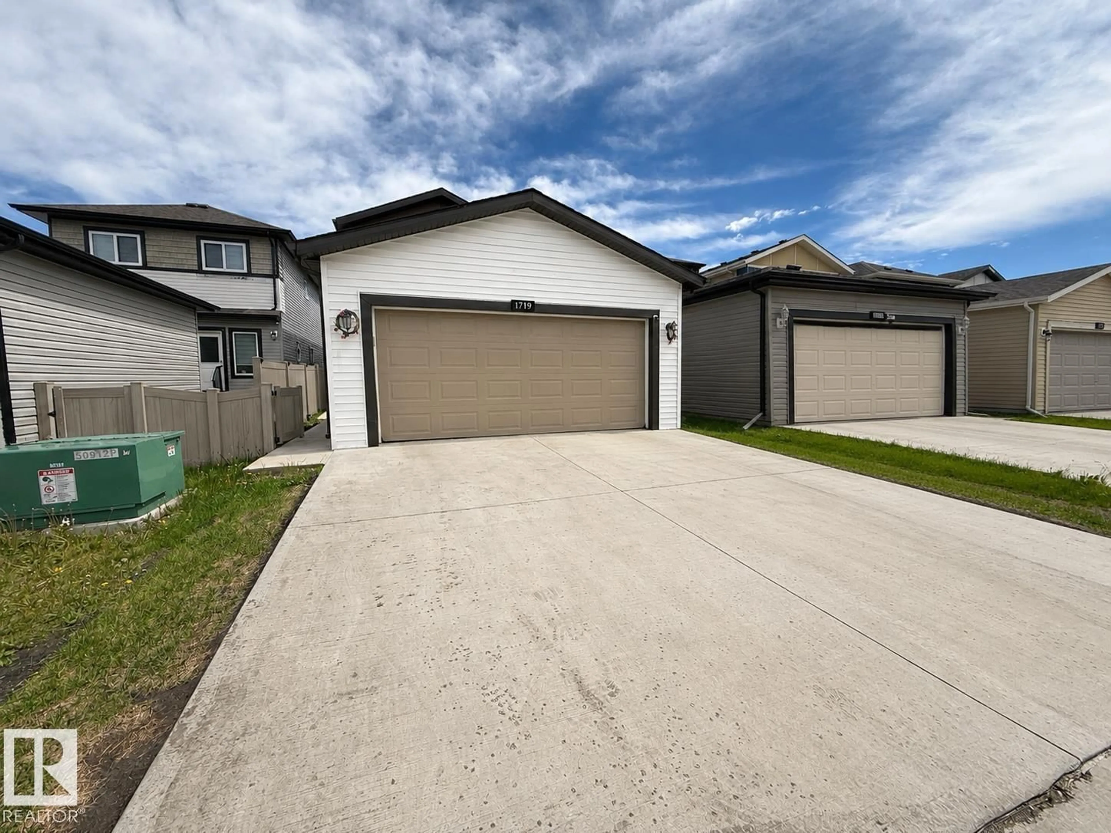 A pic from outside/outdoor area/front of a property/back of a property/a pic from drone, street for NW - 1719 26A ST, Edmonton Alberta T6T2H9