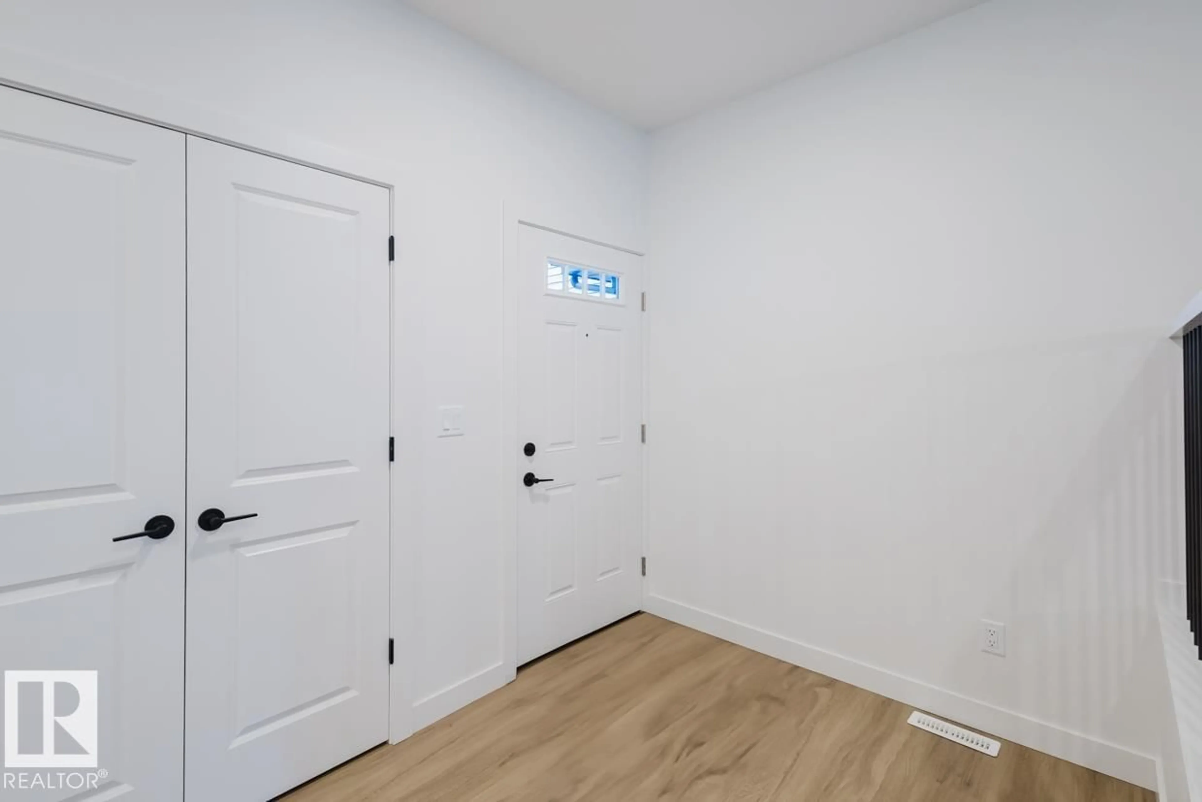 Indoor entryway for 6411 27 AV, Edmonton Alberta T6X3G5