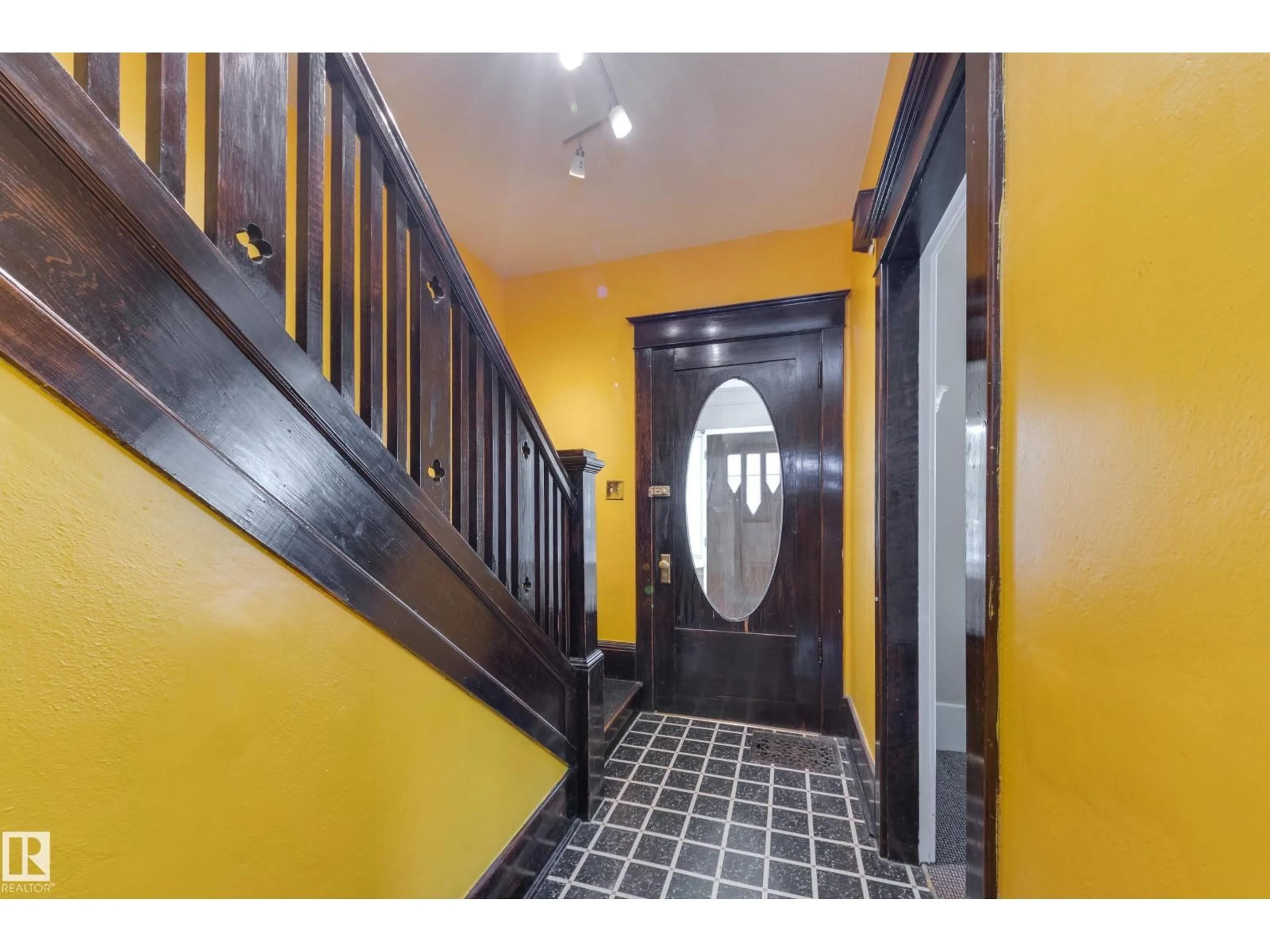 Indoor foyer for 10747 UNIVERSITY AV, Edmonton Alberta T6E4P8