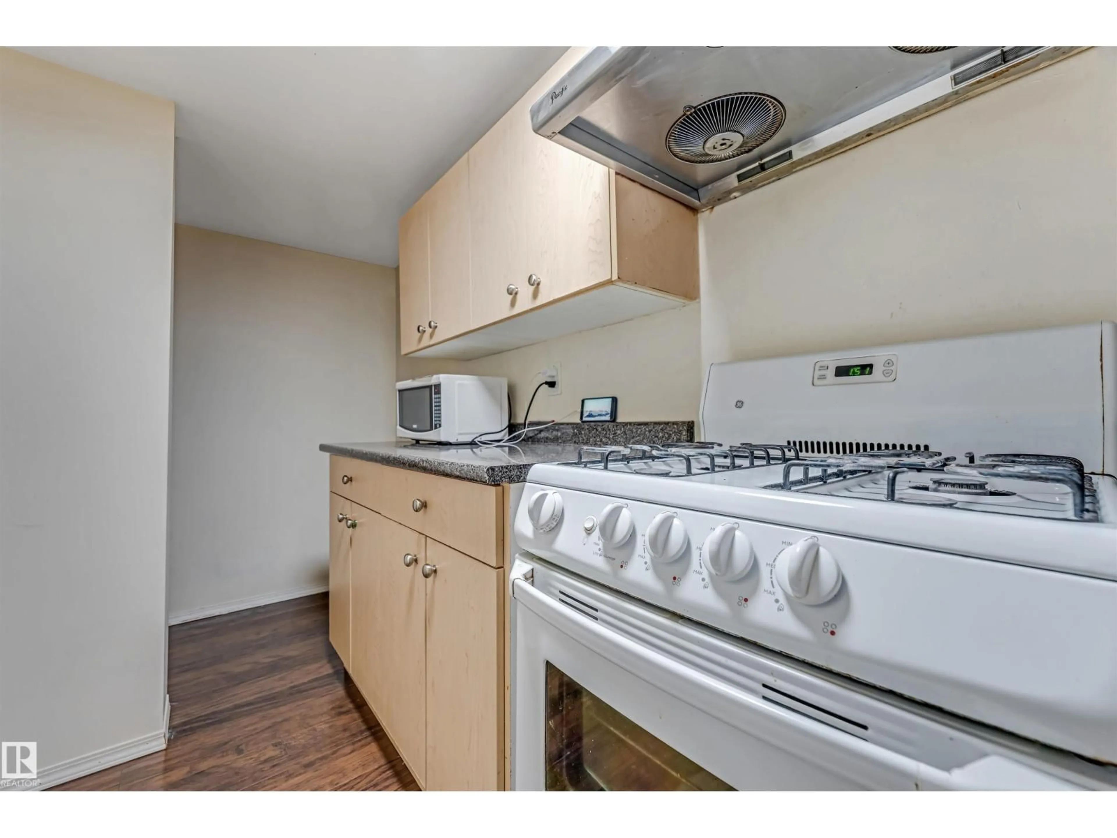 Standard kitchen, unknown for 5156 2 AV SW, Edmonton Alberta T6X0R4