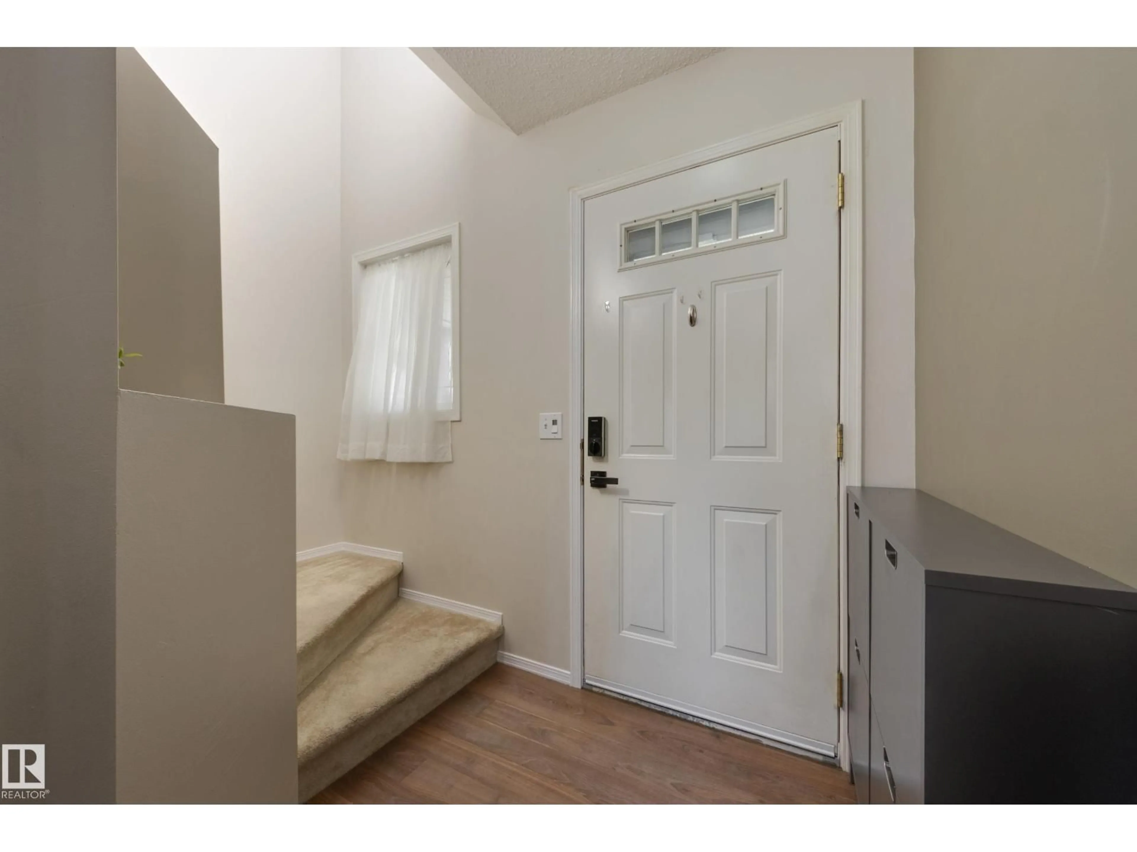 Indoor entryway for 13086 162A AV, Edmonton Alberta T6V1W1