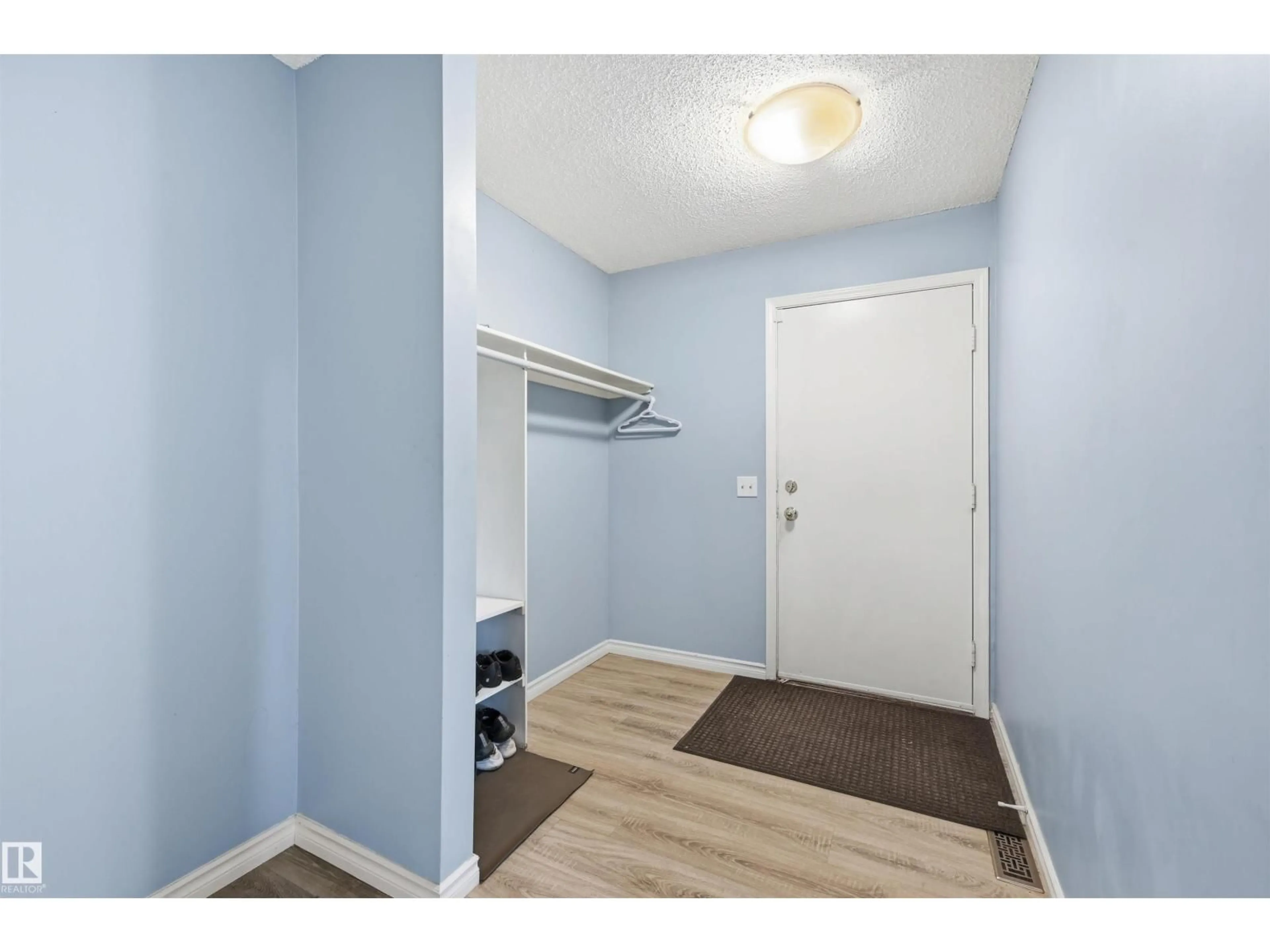 Indoor entryway for 8423 MILL WOODS RD, Edmonton Alberta T6K2P6